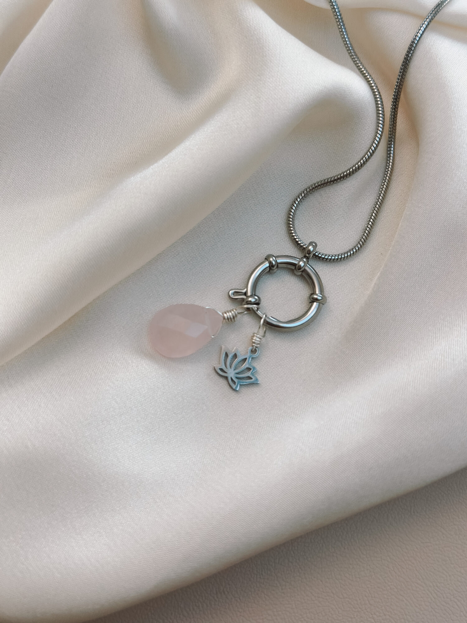 Lotus 🌸 Der Lotus ist ein kraftvolles Symbol für Wachstum, Reinheit und innere Entfaltung. Er wächst aus schlammigem Wasser empor und öffnet seine Blüte jeden Tag neu – ein stiller Beweis dafür, dass Schönheit und Klarheit auch aus dunklen Phasen entstehen können. Der Lotus begleitet dich als Talisman auf deinem Weg zu innerer Stärke, Leichtigkeit und Vertrauen in deinen eigenen Rhythmus. ✨ Bedeutung des Lotus: Reinheit & Unberührtheit: Obwohl der Lotus aus trübem Wasser wächst, bleibt er stets sauber – ein Symbol für innere Klarheit und geistige Reinheit. Wiedergeburt & Neuanfang: Der Lotus schließt sich bei Dunkelheit und öffnet sich bei Licht – ein Sinnbild für tägliches Aufblühen, Wandel und Erneuerung. Spiritualität & Erleuchtung: In östlichen Traditionen steht der Lotus für den Weg zur Erleuchtung – er wächst durch das Dunkel ins Licht und verbindet Körper, Geist und Seele. Unabhängigkeit & innere Stärke: Der Lotus entfaltet sich aus eigener Kraft – ein Zeichen für Selbstvertrauen, Heilung und die Rückverbindung mit dem wahren Selbst. 🕊️  Affirmation: „Ich wachse aus meiner Tiefe – ruhig, klar und in meiner ganzen Schönheit.“ Details zum Schmuck Material: 304 Edelstahl Vergoldet Größe: 10 mm x 9 mm und mit einer stabilen Öse versehen. Der Anhänger passt zu deiner YOUR.line Kette Ein kleiner Begleiter mit großer Bedeutung – minimalistisch, zeitlos und voller Kraft. 🤍 Lieferumfang: nur Anhänge