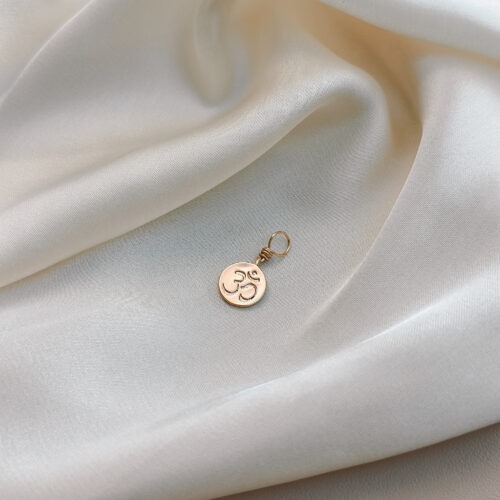 OM 🕉️ Der Urklang des Universums. OM ist mehr als ein Symbol. Es ist ein Klang, eine Schwingung, ein Anfang. In ihm liegt die Erinnerung an die Verbindung mit allem, was ist – eine Rückkehr in die Stille, in die Einheit. Der Anhänger OM begleitet dich als täglicher Anker für Achtsamkeit, Balance und Bewusstsein. Eine Einladung, innezuhalten, zu spüren, zu sein. Ob in der Meditation, beim Atmen oder einfach im Alltag – das Zeichen OM hilft dir, dich zu erinnern: Alles ist eins. Und du bist genau jetzt genau richtig. ✨ Bedeutung von OM: Schöpfung & Einheit: OM steht für den Ursprung von allem – verbunden mit allem, was ist Achtsamkeit & Präsenz: Der Klang bringt dich ins Jetzt, zurück in deinen Körper Spirituelle Tiefe: OM öffnet das Tor zu innerem Wachstum und höheren Bewusstseinsebenen Balance & Harmonie: Die Schwingung wirkt beruhigend und stärkend auf Körper und Seele Stille & Zentrierung: Ein Symbol für inneren Frieden und Klarheit 🕊️ Affirmation: „Ich bin verbunden mit dem Urklang des Lebens – ruhig, klar und getragen.“ Details zum Schmuck Material: Messing 18K Vergoldet  Größe: 12 mm x 9 mm und mit einer stabilen Öse aus vergoldetem Kupferdraht versehen. Der Anhänger passt zu deiner YOUR.line Kette Ein kleiner Begleiter mit großer Bedeutung – minimalistisch, zeitlos und voller Kraft. 🤍 Lieferumfang: nur Anhänger