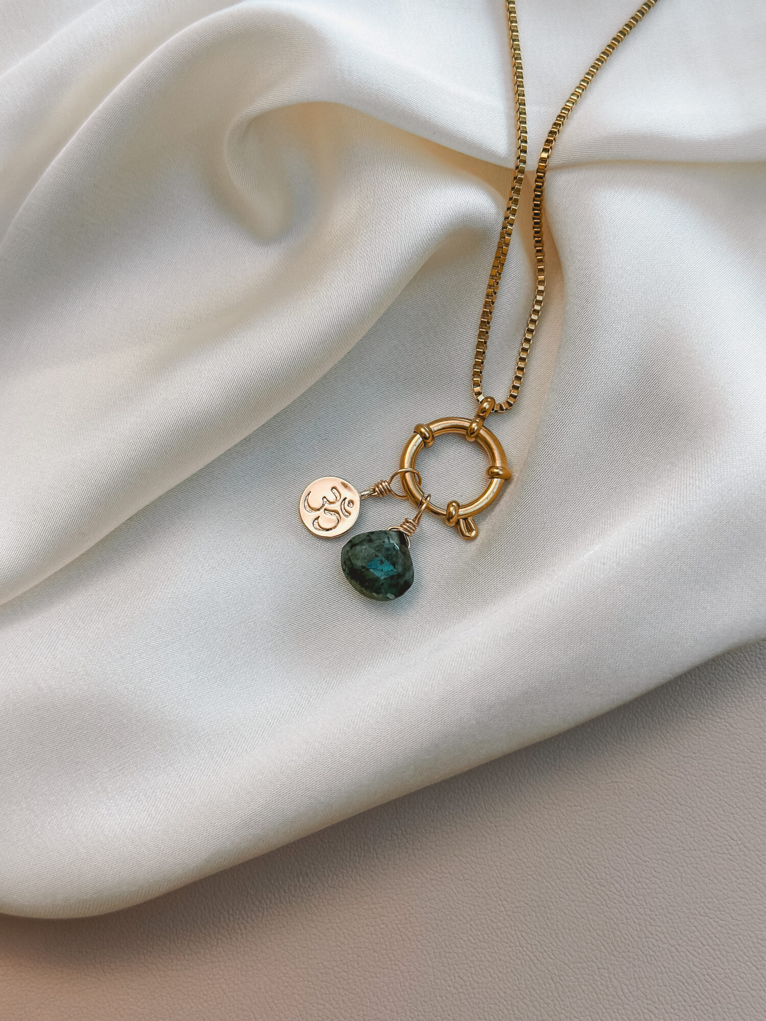 OM 🕉️ Der Urklang des Universums. OM ist mehr als ein Symbol. Es ist ein Klang, eine Schwingung, ein Anfang. In ihm liegt die Erinnerung an die Verbindung mit allem, was ist – eine Rückkehr in die Stille, in die Einheit. Der Anhänger OM begleitet dich als täglicher Anker für Achtsamkeit, Balance und Bewusstsein. Eine Einladung, innezuhalten, zu spüren, zu sein. Ob in der Meditation, beim Atmen oder einfach im Alltag – das Zeichen OM hilft dir, dich zu erinnern: Alles ist eins. Und du bist genau jetzt genau richtig. ✨ Bedeutung von OM: Schöpfung & Einheit: OM steht für den Ursprung von allem – verbunden mit allem, was ist Achtsamkeit & Präsenz: Der Klang bringt dich ins Jetzt, zurück in deinen Körper Spirituelle Tiefe: OM öffnet das Tor zu innerem Wachstum und höheren Bewusstseinsebenen Balance & Harmonie: Die Schwingung wirkt beruhigend und stärkend auf Körper und Seele Stille & Zentrierung: Ein Symbol für inneren Frieden und Klarheit 🕊️ Affirmation: „Ich bin verbunden mit dem Urklang des Lebens – ruhig, klar und getragen.“ Details zum Schmuck Material: Messing 18K Vergoldet  Größe: 12 mm x 9 mm und mit einer stabilen Öse aus vergoldetem Kupferdraht versehen. Der Anhänger passt zu deiner YOUR.line Kette Ein kleiner Begleiter mit großer Bedeutung – minimalistisch, zeitlos und voller Kraft. 🤍 Lieferumfang: nur Anhänger