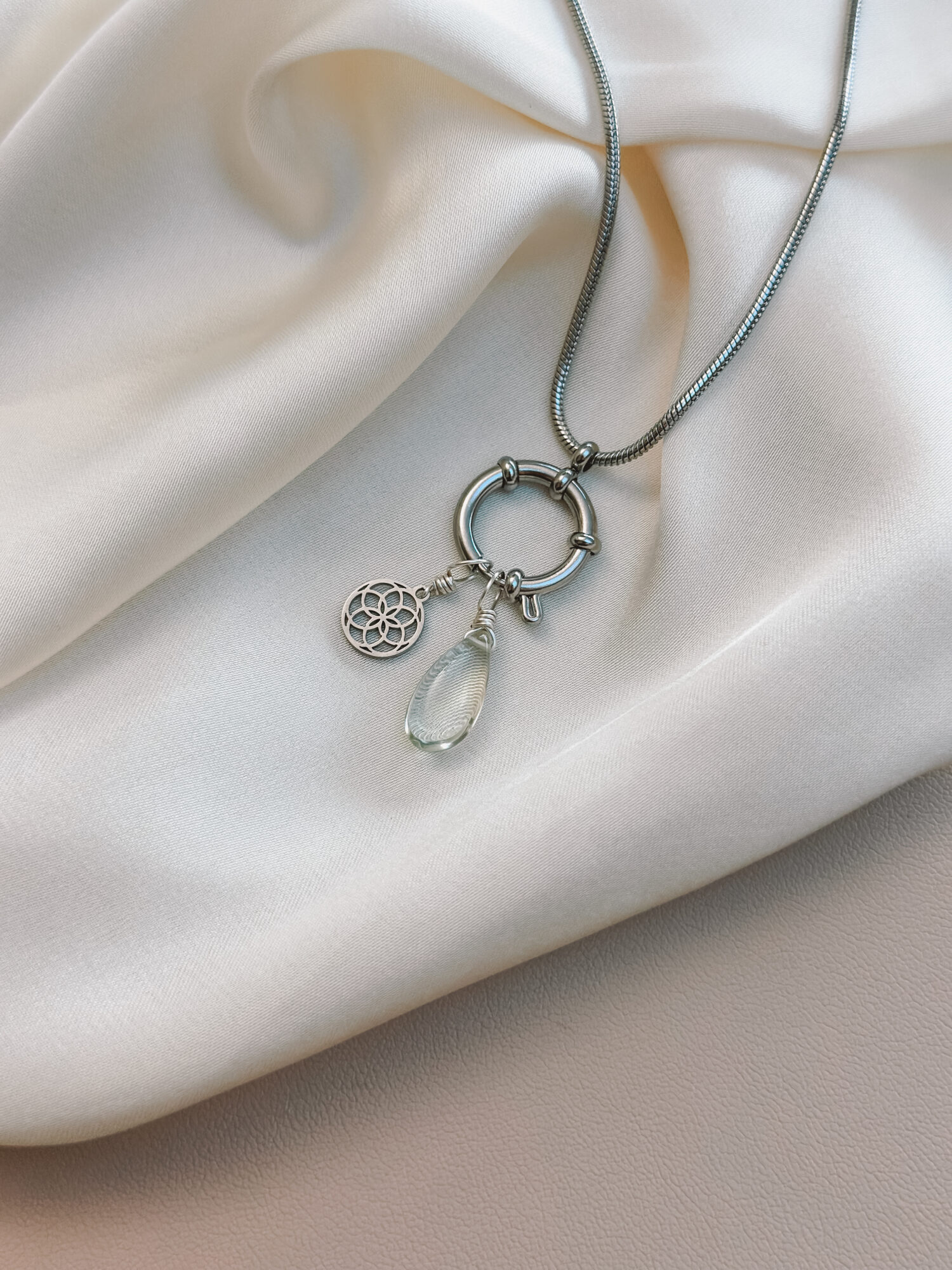 Kosmische Blüte 🌸 Ein Symbol für inneres Wachstum & die Schönheit des Lebens Diese zarte Blütenform erinnert an den Ursprung von allem: an Samen, an Entfaltung, an den ewigen Zyklus des Werdens. Die klaren Linien und harmonischen Bögen laden dich ein, dich zu zentrieren – dich selbst als Teil der Schöpfung zu erkennen. In dir liegt das Potenzial zu wachsen, aufzublühen, dich immer wieder neu auszurichten. Ein stilles, kraftvolles Symbol für den Weg zu dir selbst. ✨ Bedeutung der Kosmischen Blüte: Zentrierung & Balance: Finde deine Mitte im Wandel des Lebens Ursprung & Entfaltung: Ein zartes Zeichen für Neubeginn und Wachstum Verbundenheit: Alles entsteht aus dem Zentrum – du bist Teil des Ganzen Lebensrad & Rhythmus: Acht Blätter als Erinnerung an Zyklen und Wandel Inneres Licht: Trage deine eigene Kraft sanft nach außen 🕊️ Affirmation: „Ich wachse aus meiner Mitte heraus – in Verbundenheit mit allem, was ist.“ Details zum Schmuck Material: 304 Edelstahl oder Vergoldet Größe: 10 mm x 9 mm und mit einer stabilen Öse versehen. Der Anhänger passt zu deiner YOUR.line Kette Ein kleiner Begleiter mit großer Bedeutung – minimalistisch, zeitlos und voller Kraft. 🤍 Lieferumfang: nur Anhänger