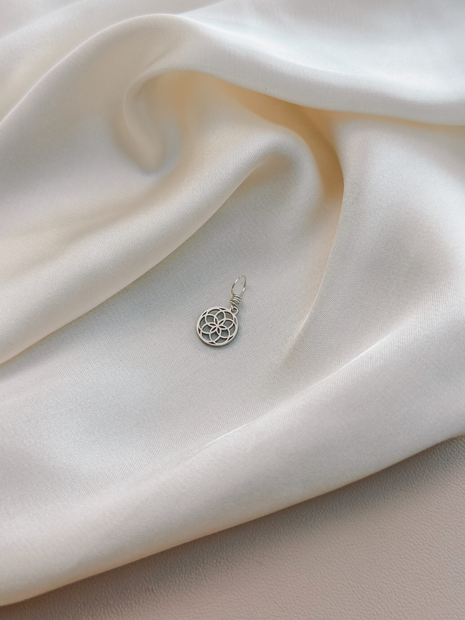 Kosmische Blüte 🌸 Ein Symbol für inneres Wachstum & die Schönheit des Lebens Diese zarte Blütenform erinnert an den Ursprung von allem: an Samen, an Entfaltung, an den ewigen Zyklus des Werdens. Die klaren Linien und harmonischen Bögen laden dich ein, dich zu zentrieren – dich selbst als Teil der Schöpfung zu erkennen. In dir liegt das Potenzial zu wachsen, aufzublühen, dich immer wieder neu auszurichten. Ein stilles, kraftvolles Symbol für den Weg zu dir selbst. ✨ Bedeutung der Kosmischen Blüte: Zentrierung & Balance: Finde deine Mitte im Wandel des Lebens Ursprung & Entfaltung: Ein zartes Zeichen für Neubeginn und Wachstum Verbundenheit: Alles entsteht aus dem Zentrum – du bist Teil des Ganzen Lebensrad & Rhythmus: Acht Blätter als Erinnerung an Zyklen und Wandel Inneres Licht: Trage deine eigene Kraft sanft nach außen 🕊️ Affirmation: „Ich wachse aus meiner Mitte heraus – in Verbundenheit mit allem, was ist.“ Details zum Schmuck Material: 304 Edelstahl oder Vergoldet Größe: 10 mm x 9 mm und mit einer stabilen Öse versehen. Der Anhänger passt zu deiner YOUR.line Kette Ein kleiner Begleiter mit großer Bedeutung – minimalistisch, zeitlos und voller Kraft. 🤍 Lieferumfang: nur Anhänger