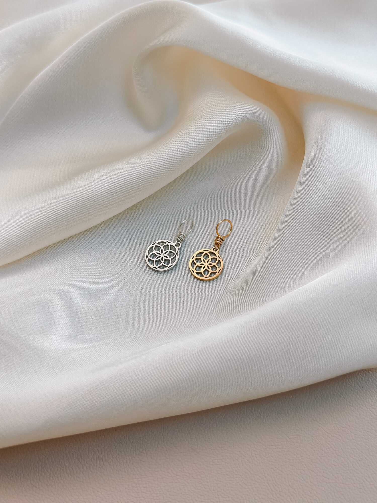 Kosmische Blüte 🌸 Ein Symbol für inneres Wachstum & die Schönheit des Lebens Diese zarte Blütenform erinnert an den Ursprung von allem: an Samen, an Entfaltung, an den ewigen Zyklus des Werdens. Die klaren Linien und harmonischen Bögen laden dich ein, dich zu zentrieren – dich selbst als Teil der Schöpfung zu erkennen. In dir liegt das Potenzial zu wachsen, aufzublühen, dich immer wieder neu auszurichten. Ein stilles, kraftvolles Symbol für den Weg zu dir selbst. ✨ Bedeutung der Kosmischen Blüte: Zentrierung & Balance: Finde deine Mitte im Wandel des Lebens Ursprung & Entfaltung: Ein zartes Zeichen für Neubeginn und Wachstum Verbundenheit: Alles entsteht aus dem Zentrum – du bist Teil des Ganzen Lebensrad & Rhythmus: Acht Blätter als Erinnerung an Zyklen und Wandel Inneres Licht: Trage deine eigene Kraft sanft nach außen 🕊️ Affirmation: „Ich wachse aus meiner Mitte heraus – in Verbundenheit mit allem, was ist.“ Details zum Schmuck Material: 304 Edelstahl oder Vergoldet Größe: 10 mm x 9 mm und mit einer stabilen Öse versehen. Der Anhänger passt zu deiner YOUR.line Kette Ein kleiner Begleiter mit großer Bedeutung – minimalistisch, zeitlos und voller Kraft. 🤍 Lieferumfang: nur Anhänger