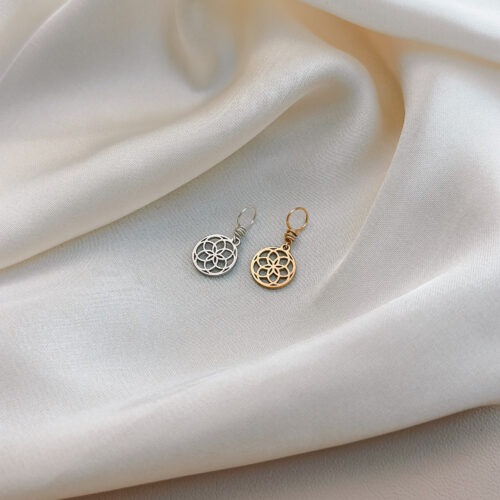 Kosmische Blüte 🌸 Ein Symbol für inneres Wachstum & die Schönheit des Lebens Diese zarte Blütenform erinnert an den Ursprung von allem: an Samen, an Entfaltung, an den ewigen Zyklus des Werdens. Die klaren Linien und harmonischen Bögen laden dich ein, dich zu zentrieren – dich selbst als Teil der Schöpfung zu erkennen. In dir liegt das Potenzial zu wachsen, aufzublühen, dich immer wieder neu auszurichten. Ein stilles, kraftvolles Symbol für den Weg zu dir selbst. ✨ Bedeutung der Kosmischen Blüte: Zentrierung & Balance: Finde deine Mitte im Wandel des Lebens Ursprung & Entfaltung: Ein zartes Zeichen für Neubeginn und Wachstum Verbundenheit: Alles entsteht aus dem Zentrum – du bist Teil des Ganzen Lebensrad & Rhythmus: Acht Blätter als Erinnerung an Zyklen und Wandel Inneres Licht: Trage deine eigene Kraft sanft nach außen 🕊️ Affirmation: „Ich wachse aus meiner Mitte heraus – in Verbundenheit mit allem, was ist.“ Details zum Schmuck Material: 304 Edelstahl oder Vergoldet Größe: 10 mm x 9 mm und mit einer stabilen Öse versehen. Der Anhänger passt zu deiner YOUR.line Kette Ein kleiner Begleiter mit großer Bedeutung – minimalistisch, zeitlos und voller Kraft. 🤍 Lieferumfang: nur Anhänger