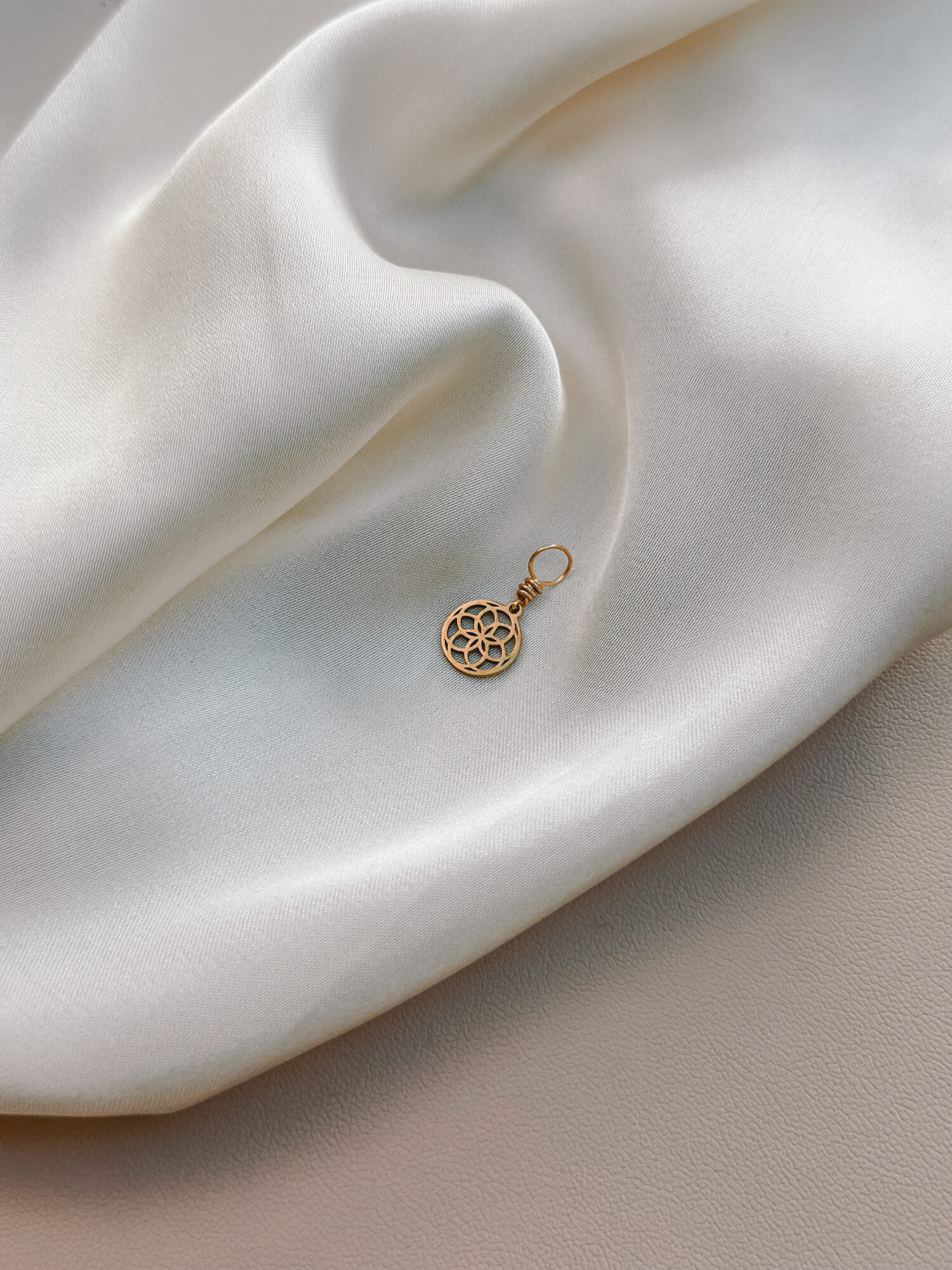Kosmische Blüte 🌸 Ein Symbol für inneres Wachstum & die Schönheit des Lebens Diese zarte Blütenform erinnert an den Ursprung von allem: an Samen, an Entfaltung, an den ewigen Zyklus des Werdens. Die klaren Linien und harmonischen Bögen laden dich ein, dich zu zentrieren – dich selbst als Teil der Schöpfung zu erkennen. In dir liegt das Potenzial zu wachsen, aufzublühen, dich immer wieder neu auszurichten. Ein stilles, kraftvolles Symbol für den Weg zu dir selbst. ✨ Bedeutung der Kosmischen Blüte: Zentrierung & Balance: Finde deine Mitte im Wandel des Lebens Ursprung & Entfaltung: Ein zartes Zeichen für Neubeginn und Wachstum Verbundenheit: Alles entsteht aus dem Zentrum – du bist Teil des Ganzen Lebensrad & Rhythmus: Acht Blätter als Erinnerung an Zyklen und Wandel Inneres Licht: Trage deine eigene Kraft sanft nach außen 🕊️ Affirmation: „Ich wachse aus meiner Mitte heraus – in Verbundenheit mit allem, was ist.“ Details zum Schmuck Material: 304 Edelstahl oder Vergoldet Größe: 10 mm x 9 mm und mit einer stabilen Öse versehen. Der Anhänger passt zu deiner YOUR.line Kette Ein kleiner Begleiter mit großer Bedeutung – minimalistisch, zeitlos und voller Kraft. 🤍 Lieferumfang: nur Anhänger