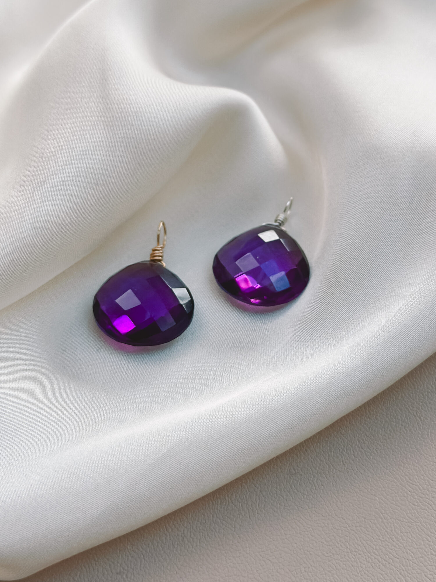 Amethyst – Der Edelstein der Intuition und inneren Wandlung 🔮🌌 Ich vertraue meiner inneren Führung und finde Frieden im Wandel. Der Amethyst wirkt wie eine liebevolle Begleiterin in Zeiten der Transformation. Er hilft dir, Altes loszulassen und neue Wege mit Klarheit und innerer Ruhe zu betreten. Seine beruhigende Energie unterstützt dich dabei, Gedanken zu ordnen, Stress zu lösen und deine Intuition zu stärken. Der Amethyst verbindet dich mit deinem höheren Selbst – er bringt Licht ins Dunkel und Klarheit in das, was sich verändern darf. ✨ Themen Amethyst Mental: Intuition, Spiritualität, Transformation, emotionale Balance, Verbindung von Körper & Geist, Wachstum, Gelassenheit, Traumdeutung, Bewusstsein Körper: Kopf, Haut, Atemwege, Schlaf, Stressmanagement, Wohlbefinden Chakra: Kronenchakra, Drittes Auge Planet: Jupiter, Saturn Element: Luft, Kosmos Sternzeichen: Steinbock, Skorpion, Zwillinge, Jungfrau, Wassermann, Widder, Schütze ☝🏼 Details zum Edelstein Schmuck Naturstein - daher kann der Edelstein von den Bildern abweichen. Größe: 25 x 17 mm  Öse: Kupferdraht 18k vergoldet mit Liebe und Intuition handgemacht 💜
