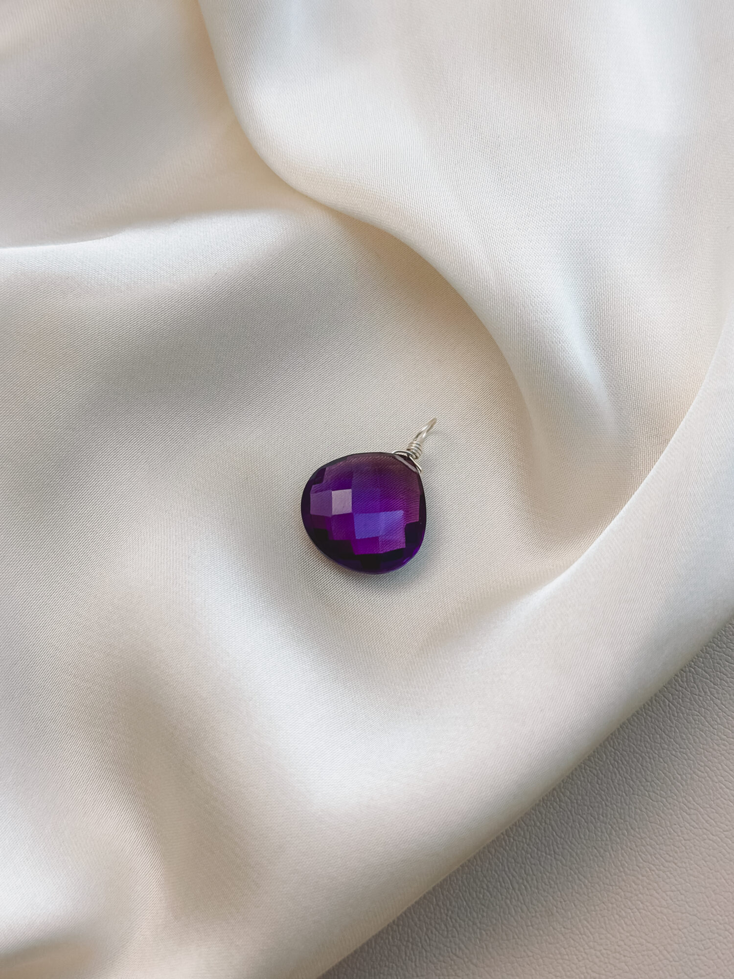 Amethyst – Der Edelstein der Intuition und inneren Wandlung 🔮🌌 Ich vertraue meiner inneren Führung und finde Frieden im Wandel. Der Amethyst wirkt wie eine liebevolle Begleiterin in Zeiten der Transformation. Er hilft dir, Altes loszulassen und neue Wege mit Klarheit und innerer Ruhe zu betreten. Seine beruhigende Energie unterstützt dich dabei, Gedanken zu ordnen, Stress zu lösen und deine Intuition zu stärken. Der Amethyst verbindet dich mit deinem höheren Selbst – er bringt Licht ins Dunkel und Klarheit in das, was sich verändern darf. ✨ Themen Amethyst Mental: Intuition, Spiritualität, Transformation, emotionale Balance, Verbindung von Körper & Geist, Wachstum, Gelassenheit, Traumdeutung, Bewusstsein Körper: Kopf, Haut, Atemwege, Schlaf, Stressmanagement, Wohlbefinden Chakra: Kronenchakra, Drittes Auge Planet: Jupiter, Saturn Element: Luft, Kosmos Sternzeichen: Steinbock, Skorpion, Zwillinge, Jungfrau, Wassermann, Widder, Schütze ☝🏼 Details zum Edelstein Schmuck Naturstein - daher kann der Edelstein von den Bildern abweichen. Größe: 25 x 17 mm  Öse: Kupferdraht 18k vergoldet mit Liebe und Intuition handgemacht 💜