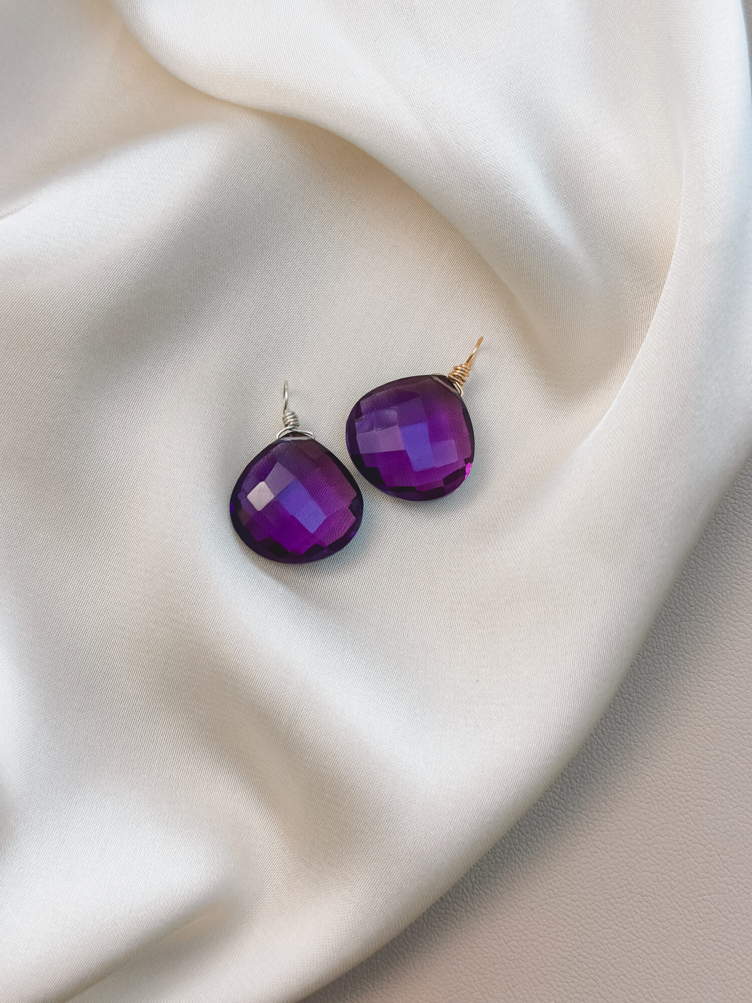 Amethyst – Der Edelstein der Intuition und inneren Wandlung 🔮🌌 Ich vertraue meiner inneren Führung und finde Frieden im Wandel. Der Amethyst wirkt wie eine liebevolle Begleiterin in Zeiten der Transformation. Er hilft dir, Altes loszulassen und neue Wege mit Klarheit und innerer Ruhe zu betreten. Seine beruhigende Energie unterstützt dich dabei, Gedanken zu ordnen, Stress zu lösen und deine Intuition zu stärken. Der Amethyst verbindet dich mit deinem höheren Selbst – er bringt Licht ins Dunkel und Klarheit in das, was sich verändern darf. ✨ Themen Amethyst Mental: Intuition, Spiritualität, Transformation, emotionale Balance, Verbindung von Körper & Geist, Wachstum, Gelassenheit, Traumdeutung, Bewusstsein Körper: Kopf, Haut, Atemwege, Schlaf, Stressmanagement, Wohlbefinden Chakra: Kronenchakra, Drittes Auge Planet: Jupiter, Saturn Element: Luft, Kosmos Sternzeichen: Steinbock, Skorpion, Zwillinge, Jungfrau, Wassermann, Widder, Schütze ☝🏼 Details zum Edelstein Schmuck Naturstein - daher kann der Edelstein von den Bildern abweichen. Größe: 25 x 17 mm  Öse: Kupferdraht 18k vergoldet mit Liebe und Intuition handgemacht 💜