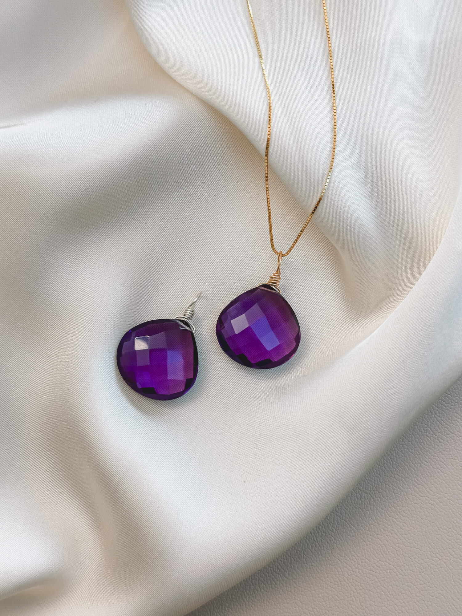 Amethyst – Der Edelstein der Intuition und inneren Wandlung 🔮🌌 Ich vertraue meiner inneren Führung und finde Frieden im Wandel. Der Amethyst wirkt wie eine liebevolle Begleiterin in Zeiten der Transformation. Er hilft dir, Altes loszulassen und neue Wege mit Klarheit und innerer Ruhe zu betreten. Seine beruhigende Energie unterstützt dich dabei, Gedanken zu ordnen, Stress zu lösen und deine Intuition zu stärken. Der Amethyst verbindet dich mit deinem höheren Selbst – er bringt Licht ins Dunkel und Klarheit in das, was sich verändern darf. ✨ Themen Amethyst Mental: Intuition, Spiritualität, Transformation, emotionale Balance, Verbindung von Körper & Geist, Wachstum, Gelassenheit, Traumdeutung, Bewusstsein Körper: Kopf, Haut, Atemwege, Schlaf, Stressmanagement, Wohlbefinden Chakra: Kronenchakra, Drittes Auge Planet: Jupiter, Saturn Element: Luft, Kosmos Sternzeichen: Steinbock, Skorpion, Zwillinge, Jungfrau, Wassermann, Widder, Schütze ☝🏼 Details zum Edelstein Schmuck Naturstein - daher kann der Edelstein von den Bildern abweichen. Größe: 25 x 17 mm  Öse: Kupferdraht 18k vergoldet mit Liebe und Intuition handgemacht 💜