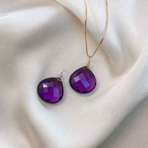 Amethyst – Der Edelstein der Intuition und inneren Wandlung 🔮🌌 Ich vertraue meiner inneren Führung und finde Frieden im Wandel. Der Amethyst wirkt wie eine liebevolle Begleiterin in Zeiten der Transformation. Er hilft dir, Altes loszulassen und neue Wege mit Klarheit und innerer Ruhe zu betreten. Seine beruhigende Energie unterstützt dich dabei, Gedanken zu ordnen, Stress zu lösen und deine Intuition zu stärken. Der Amethyst verbindet dich mit deinem höheren Selbst – er bringt Licht ins Dunkel und Klarheit in das, was sich verändern darf. ✨ Themen Amethyst Mental: Intuition, Spiritualität, Transformation, emotionale Balance, Verbindung von Körper & Geist, Wachstum, Gelassenheit, Traumdeutung, Bewusstsein Körper: Kopf, Haut, Atemwege, Schlaf, Stressmanagement, Wohlbefinden Chakra: Kronenchakra, Drittes Auge Planet: Jupiter, Saturn Element: Luft, Kosmos Sternzeichen: Steinbock, Skorpion, Zwillinge, Jungfrau, Wassermann, Widder, Schütze ☝🏼 Details zum Edelstein Schmuck Naturstein - daher kann der Edelstein von den Bildern abweichen. Größe: 25 x 17 mm  Öse: Kupferdraht 18k vergoldet mit Liebe und Intuition handgemacht 💜