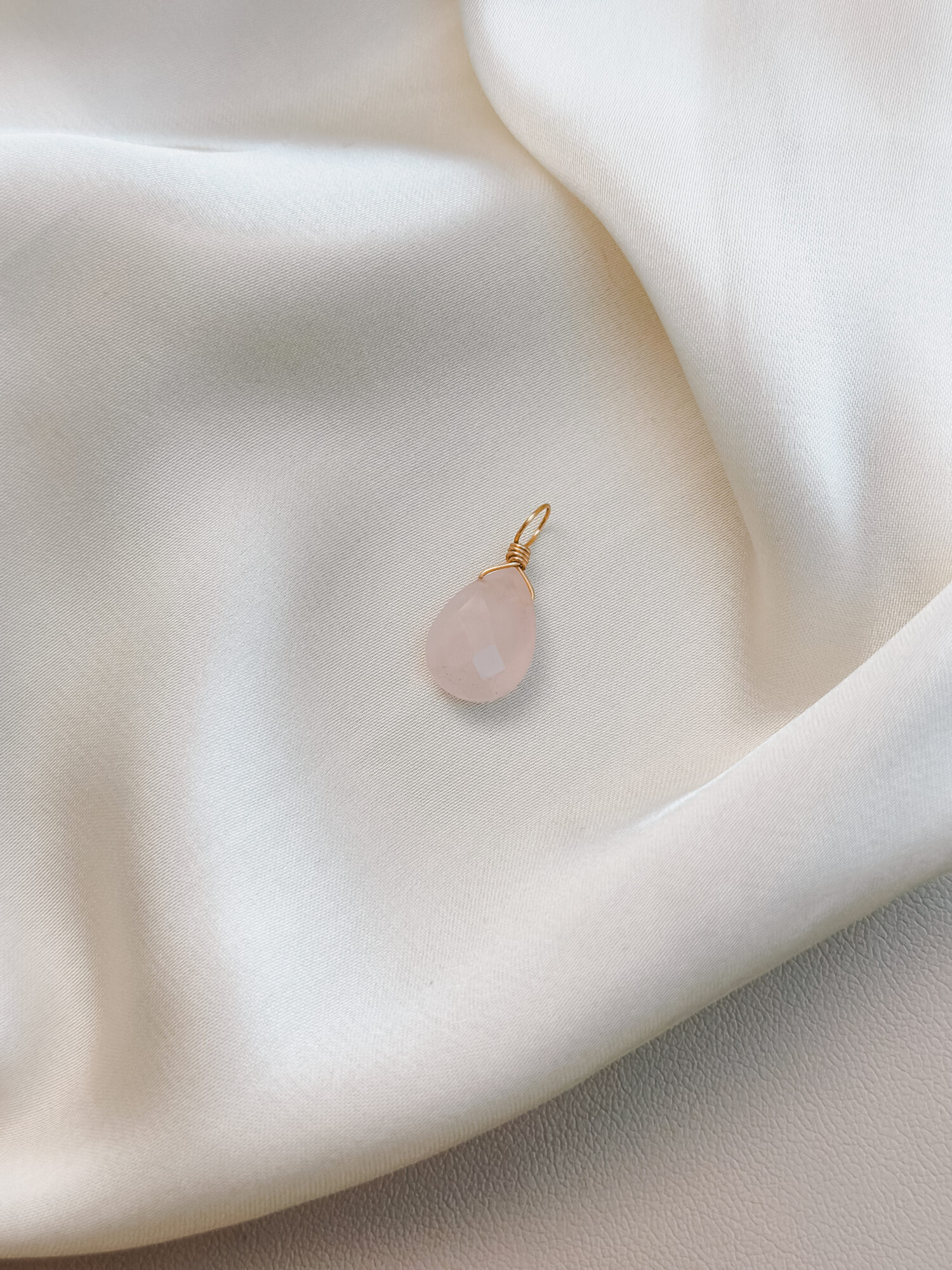 Rosenquarz – Der Edelstein der Selbstliebe und Sanftheit 🌸 Ich bin gut, so wie ich bin, und erlaube mir, meine Bedürfnisse liebevoll wahrzunehmen. Rosenquarz ist der Stein der Liebe – nicht nur für andere, sondern vor allem für dich selbst. Seine zarte Energie öffnet dein Herz, schenkt Trost und erinnert dich daran, dass du es wert bist, gesehen, gefühlt und geliebt zu werden. Besonders in emotional fordernden Zeiten begleitet dich der Rosenquarz dabei, dein Herz wieder zu spüren und Mitgefühl für dich selbst zu entwickeln. Er fördert Sanftheit, Geborgenheit und Selbstannahme – und hilft dir, deine Bedürfnisse wahrzunehmen, ohne dich zu verurteilen. Gleichzeitig stärkt er das Vertrauen in den eigenen Körper und unterstützt dabei, emotionale Wunden heilsam zu lösen. ✨ Themen: • Mental: Liebe, Selbstfürsorge, Trost, Empathie, Einfühlungsvermögen, Harmonie, Vergebung, Sinnlichkeit, Selbstliebe, Neubeginn, innere Ruhe • Körper: Blut, Kreislauf, Herz, Haut, Schlaf, Fruchtbarkeit, Gebärmutter, Hormonbalance, Kopfschmerzen • Chakra: Herzchakra, Wurzelchakra • Planet: Venus • Element: Wasser • Sternzeichen: Widder, Stier, Zwillinge, Krebs, Waage, Schütze, Fische 🗿 Mineralogische & historische Fakten: Rosenquarz ist eine Varietät des Minerals Quarz (SiO₂) und verdankt seine zarte rosa Farbe fein verteilten Spuren von Titan, Mangan oder Eisen. Er gilt als einer der bedeutendsten Heilsteine für Herz und Seele. Schon in der Antike wurde Rosenquarz als Symbol für Liebe und Versöhnung verehrt. Im alten Ägypten wurde er als Stein der Jugend und Schönheit geschätzt, in Griechenland und Rom als Talisman für Vertrauen und Zuneigung. Heute gilt Rosenquarz als sanfter Begleiter für emotionale Heilung, innere Ruhe und die Verbindung zum eigenen Herzen. 🌿 Reflexionsfrage: Wann habe ich mir das letzte Mal selbst liebevoll zugehört? 🌿 Affirmation: Ich bin gut, so wie ich bin, und begegne mir mit Liebe und Verständnis. 🌿 Meditation: Lege den Rosenquarz auf dein Herzchakra. Atme tief ein und stelle dir vor, wie ein sanftes, rosafarbenes Licht dein Herz umhüllt. Spüre, wie Wärme, Geborgenheit und Selbstliebe durch dich fließen. Lass all das los, was dich daran hindert, dich anzunehmen, genau wie du bist.