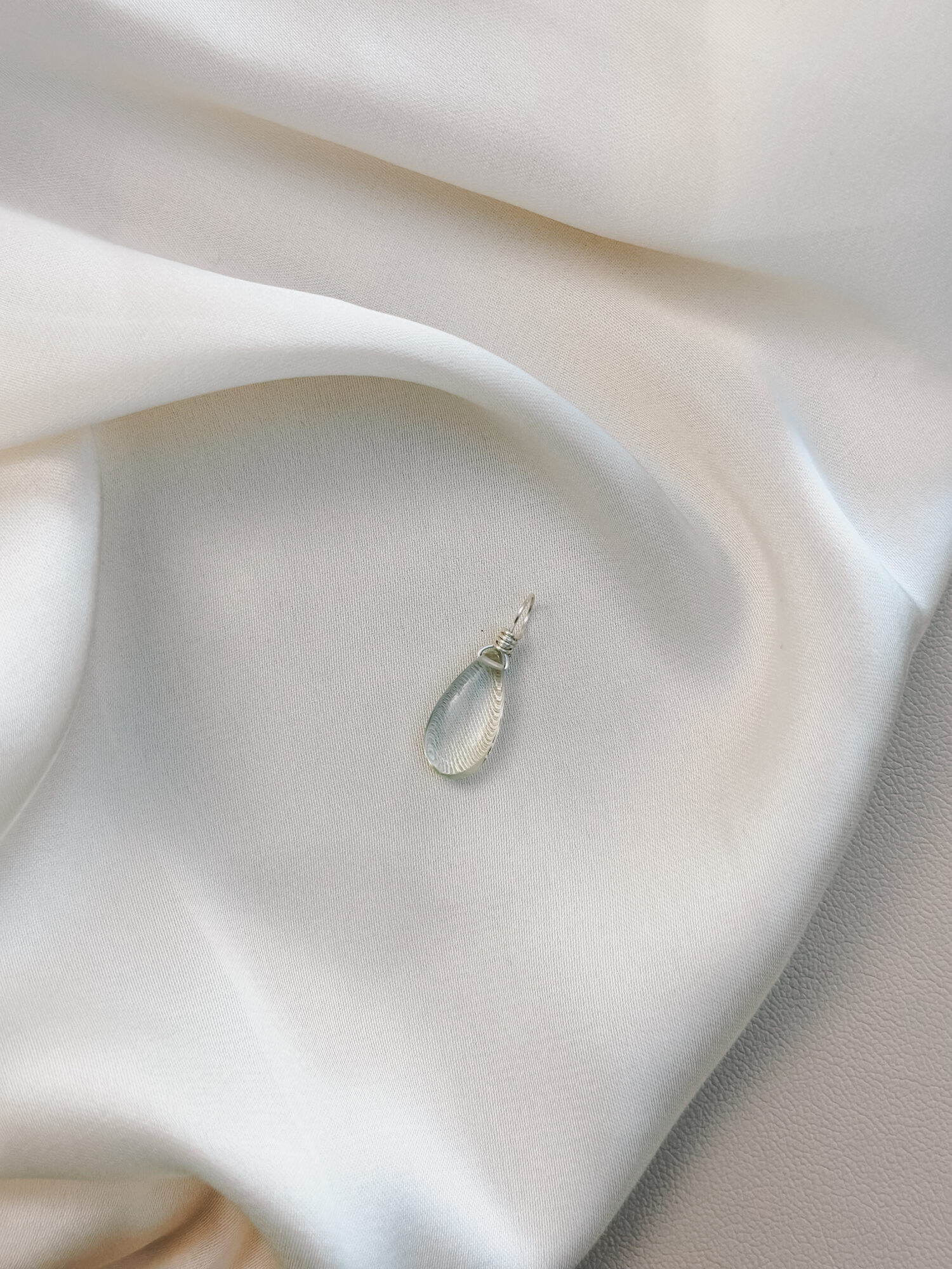 Praseolith – Der grüne Amethyst der Klarheit und inneren Balance 💚 Ich treffe Entscheidungen, die Kopf und Herz vereinen. Praseolith – auch grüner Amethyst genannt – ist ein seltener Edelstein, der Ruhe, Klarheit und seelisches Gleichgewicht schenkt. Seine sanfte, grüne Energie erinnert daran, achtsam zu unterscheiden, was bleiben darf und was gehen möchte. Er hilft dir, innere und äußere Ordnung zu schaffen, Ballast liebevoll loszulassen und neue Wege mit Leichtigkeit zu gehen. Dieser Edelstein verbindet den klaren Geist des Amethysts mit der erdenden Kraft des Grünen. So entsteht eine harmonische Balance zwischen Kopf und Bauchgefühl – perfekt, um Entscheidungen zu treffen, die sich wirklich stimmig anfühlen. ✨ Themen: Mental: Klarheit, seelisches Gleichgewicht, Entscheidungen treffen, emotionale Balance, liebevolles Loslassen, innere Ordnung, Verbindung von Herz und Verstand Körper: Nervensystem, Herz, Stoffwechsel Chakra: Herzchakra, Drittes Auge Planet: Merkur Element: Erde & Luft Sternzeichen: Jungfrau, Waage, Fische 🗿 Mineralogische & historische Fakten: Praseolith ist eine seltene, natürliche Varietät des Amethysts, die durch sanfte Wärme oder geologische Prozesse ihre grüne Färbung erhält. Der Name leitet sich vom griechischen prasos (Lauchgrün) und lithos (Stein) ab. Seine zarte, transparente Farbe symbolisiert Wachstum, Erneuerung und das Erwachen des Herzens. ☝🏼 Details zum Edelstein Schmuck Naturstein - daher kann der Edelstein von den Bildern abweichen. Größe: 20 x 8 mm Öse: Kupferdraht 18k vergoldet mit Liebe und Intuition handgemacht 💜 Lieferumfang: Nur Anhänger