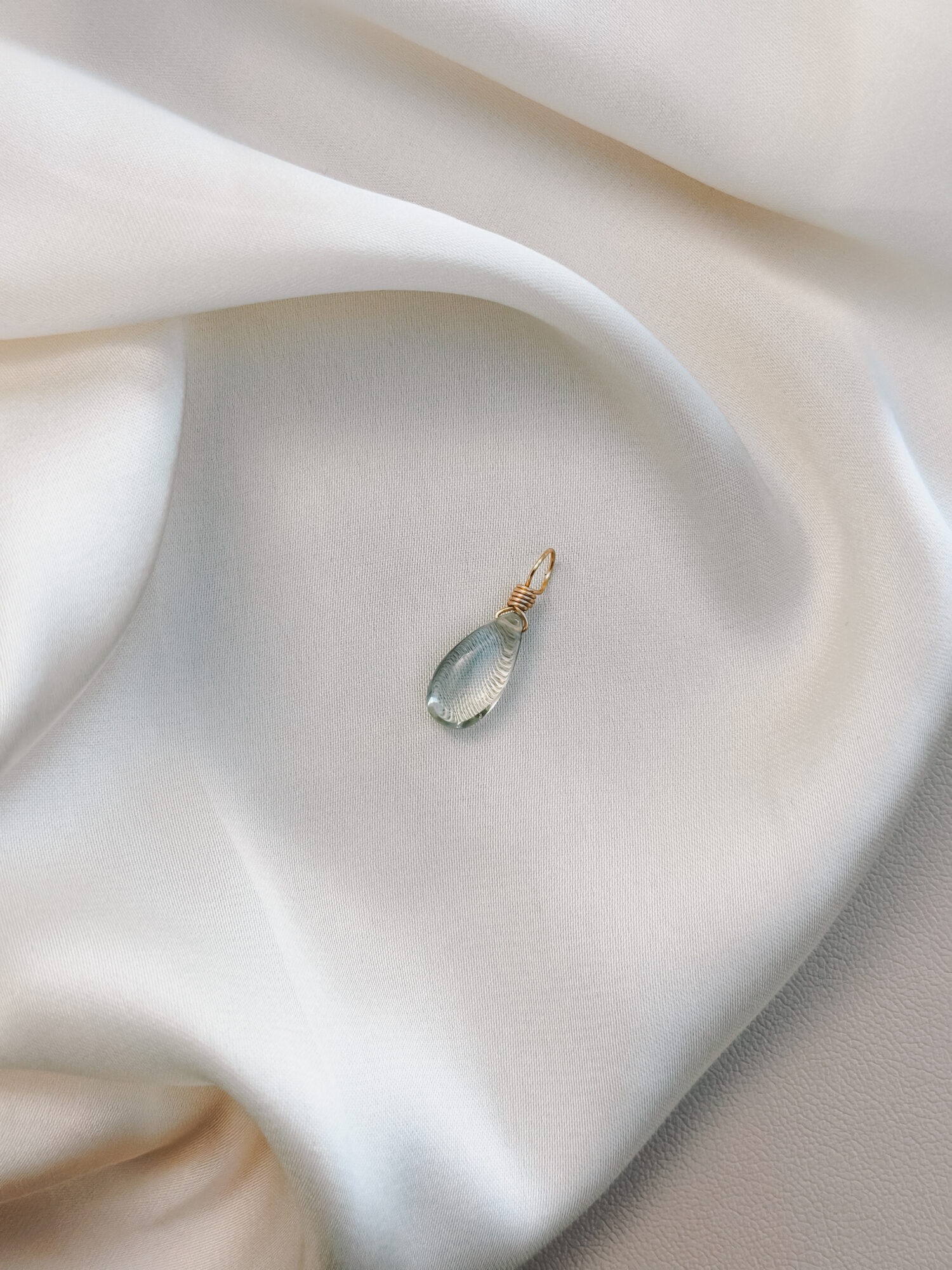 Praseolith – Der grüne Amethyst der Klarheit und inneren Balance 💚 Ich treffe Entscheidungen, die Kopf und Herz vereinen. Praseolith – auch grüner Amethyst genannt – ist ein seltener Edelstein, der Ruhe, Klarheit und seelisches Gleichgewicht schenkt. Seine sanfte, grüne Energie erinnert daran, achtsam zu unterscheiden, was bleiben darf und was gehen möchte. Er hilft dir, innere und äußere Ordnung zu schaffen, Ballast liebevoll loszulassen und neue Wege mit Leichtigkeit zu gehen. Dieser Edelstein verbindet den klaren Geist des Amethysts mit der erdenden Kraft des Grünen. So entsteht eine harmonische Balance zwischen Kopf und Bauchgefühl – perfekt, um Entscheidungen zu treffen, die sich wirklich stimmig anfühlen. ✨ Themen: Mental: Klarheit, seelisches Gleichgewicht, Entscheidungen treffen, emotionale Balance, liebevolles Loslassen, innere Ordnung, Verbindung von Herz und Verstand Körper: Nervensystem, Herz, Stoffwechsel Chakra: Herzchakra, Drittes Auge Planet: Merkur Element: Erde & Luft Sternzeichen: Jungfrau, Waage, Fische 🗿 Mineralogische & historische Fakten: Praseolith ist eine seltene, natürliche Varietät des Amethysts, die durch sanfte Wärme oder geologische Prozesse ihre grüne Färbung erhält. Der Name leitet sich vom griechischen prasos (Lauchgrün) und lithos (Stein) ab. Seine zarte, transparente Farbe symbolisiert Wachstum, Erneuerung und das Erwachen des Herzens. ☝🏼 Details zum Edelstein Schmuck Naturstein - daher kann der Edelstein von den Bildern abweichen. Größe: 20 x 8 mm Öse: Kupferdraht 18k vergoldet mit Liebe und Intuition handgemacht 💜 Lieferumfang: Nur Anhänger