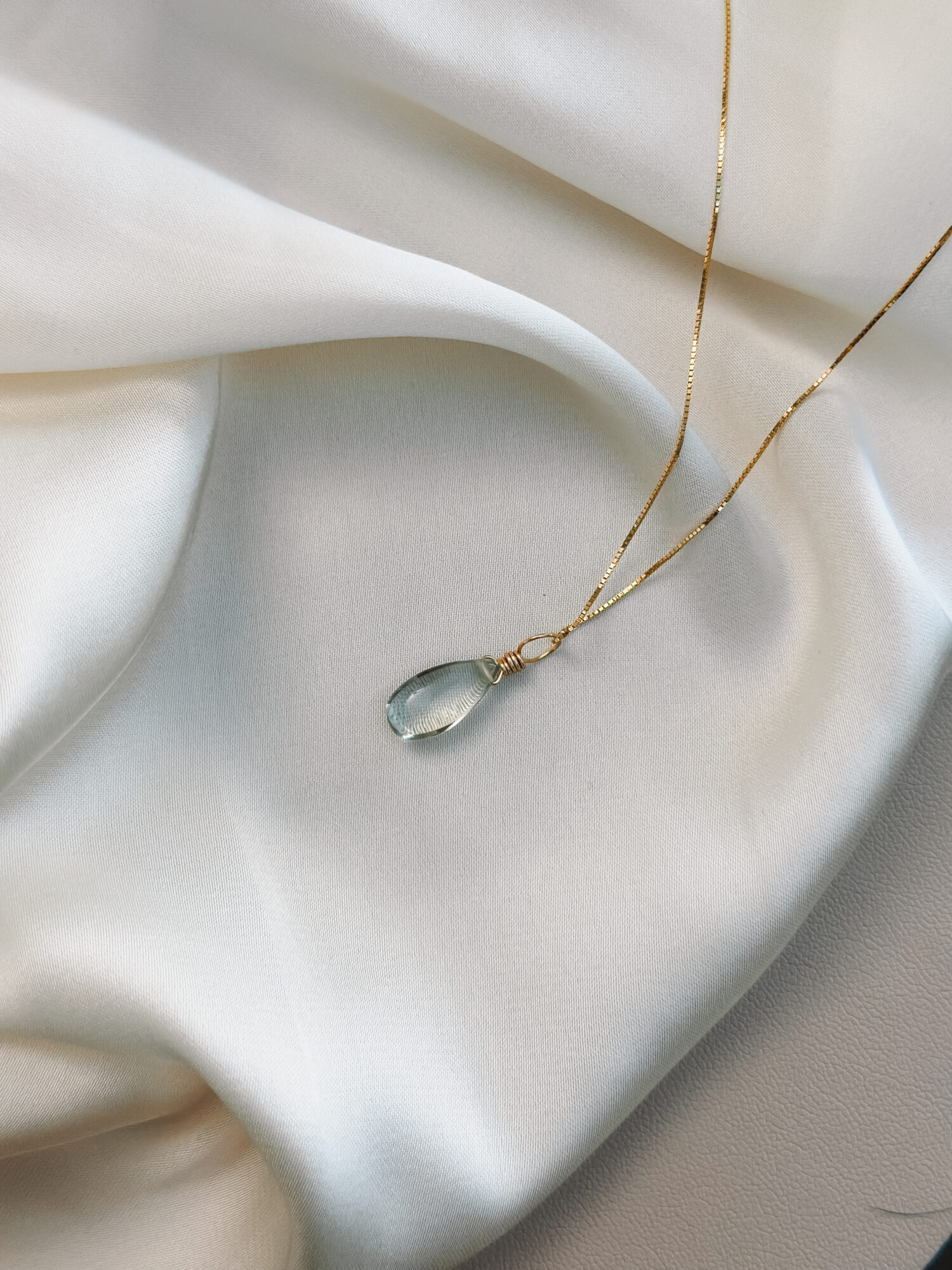 Praseolith – Der grüne Amethyst der Klarheit und inneren Balance 💚 Ich treffe Entscheidungen, die Kopf und Herz vereinen. Praseolith – auch grüner Amethyst genannt – ist ein seltener Edelstein, der Ruhe, Klarheit und seelisches Gleichgewicht schenkt. Seine sanfte, grüne Energie erinnert daran, achtsam zu unterscheiden, was bleiben darf und was gehen möchte. Er hilft dir, innere und äußere Ordnung zu schaffen, Ballast liebevoll loszulassen und neue Wege mit Leichtigkeit zu gehen. Dieser Edelstein verbindet den klaren Geist des Amethysts mit der erdenden Kraft des Grünen. So entsteht eine harmonische Balance zwischen Kopf und Bauchgefühl – perfekt, um Entscheidungen zu treffen, die sich wirklich stimmig anfühlen. ✨ Themen: Mental: Klarheit, seelisches Gleichgewicht, Entscheidungen treffen, emotionale Balance, liebevolles Loslassen, innere Ordnung, Verbindung von Herz und Verstand Körper: Nervensystem, Herz, Stoffwechsel Chakra: Herzchakra, Drittes Auge Planet: Merkur Element: Erde & Luft Sternzeichen: Jungfrau, Waage, Fische 🗿 Mineralogische & historische Fakten: Praseolith ist eine seltene, natürliche Varietät des Amethysts, die durch sanfte Wärme oder geologische Prozesse ihre grüne Färbung erhält. Der Name leitet sich vom griechischen prasos (Lauchgrün) und lithos (Stein) ab. Seine zarte, transparente Farbe symbolisiert Wachstum, Erneuerung und das Erwachen des Herzens. ☝🏼 Details zum Edelstein Schmuck Naturstein - daher kann der Edelstein von den Bildern abweichen. Größe: 20 x 8 mm Öse: Kupferdraht 18k vergoldet mit Liebe und Intuition handgemacht 💜 Lieferumfang: Nur Anhänger