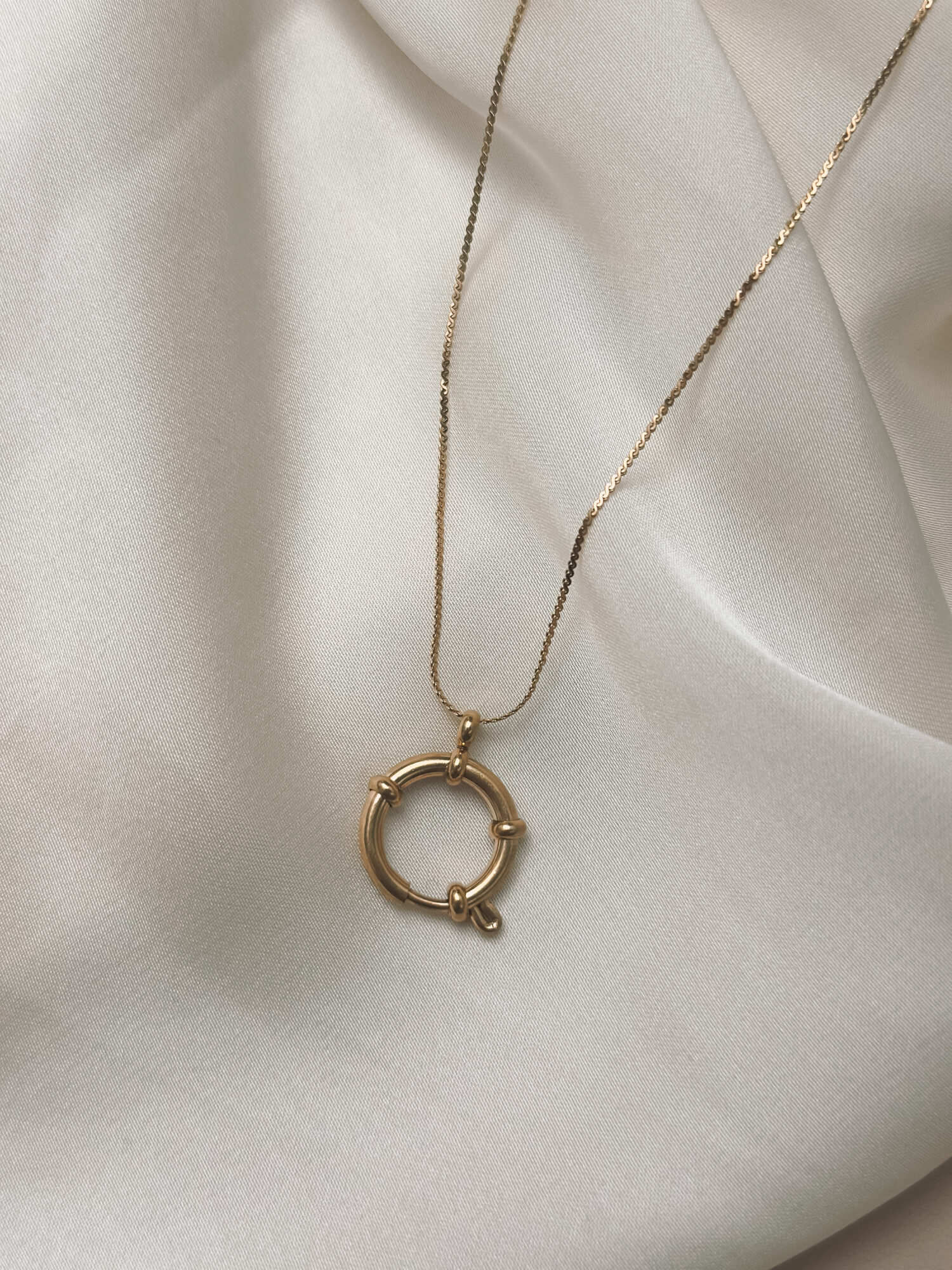 YOUR.line von Edle.Steine vereint alles, was dich ausmacht: Edelsteine, Symbole und Sternzeichen verbinden sich zu deinem persönlichen Schmuckstück. Kombinierbare Ketten und Charms – wandelbar, bedeutungsvoll und so individuell wie du. ✨