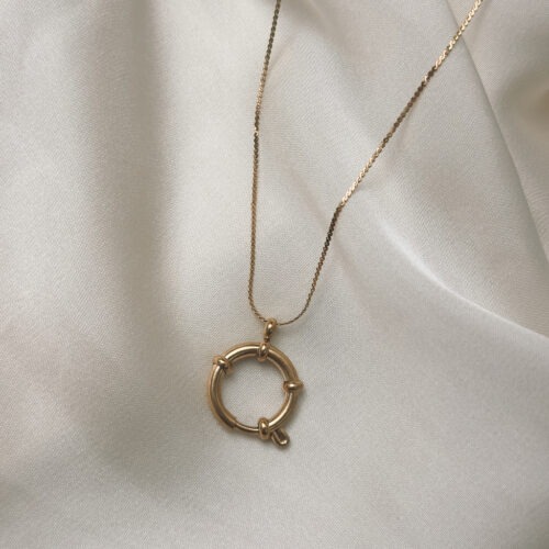 YOUR.line von Edle.Steine vereint alles, was dich ausmacht: Edelsteine, Symbole und Sternzeichen verbinden sich zu deinem persönlichen Schmuckstück. Kombinierbare Ketten und Charms – wandelbar, bedeutungsvoll und so individuell wie du. ✨