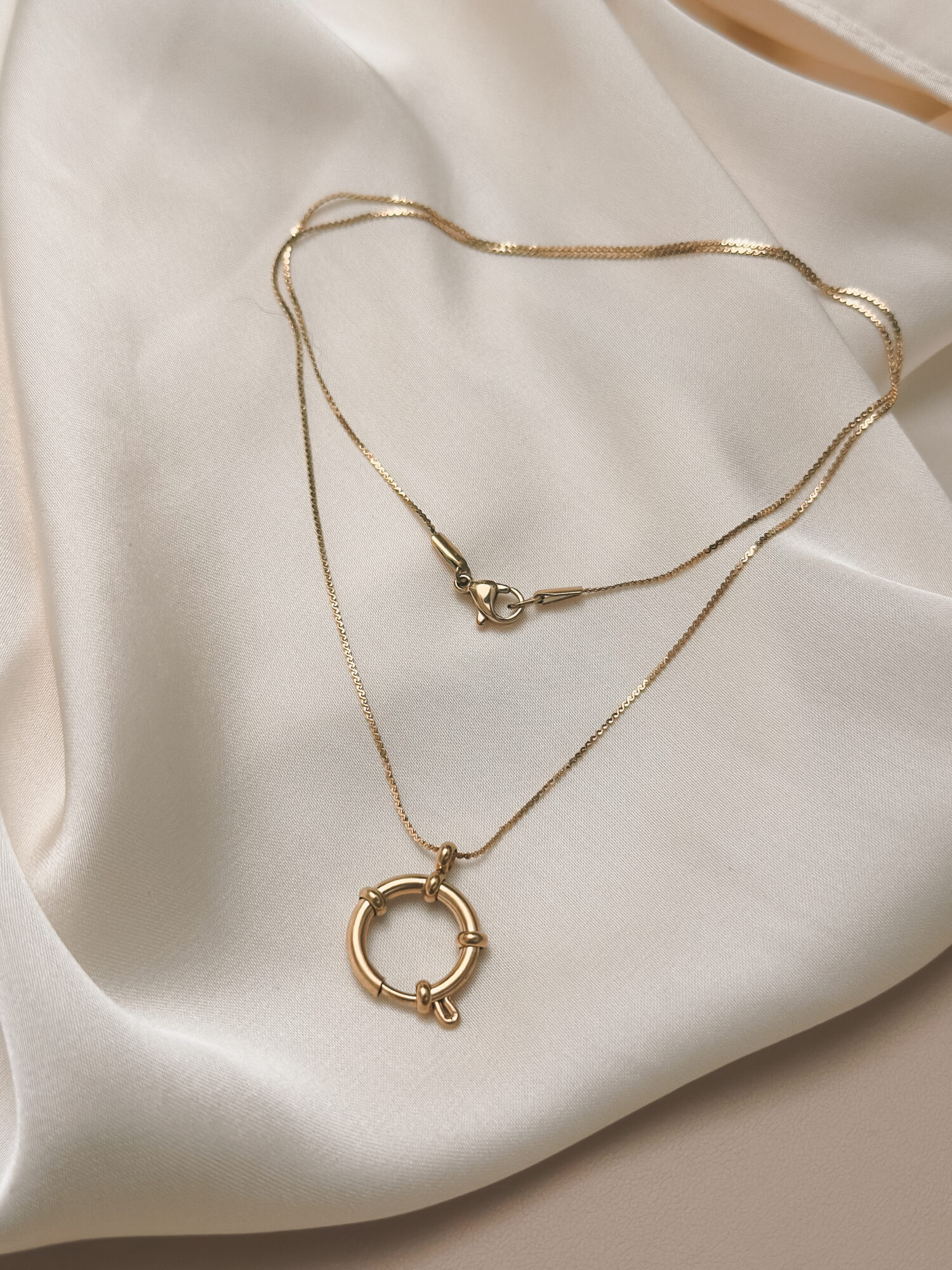 YOUR.line von Edle.Steine vereint alles, was dich ausmacht: Edelsteine, Symbole und Sternzeichen verbinden sich zu deinem persönlichen Schmuckstück. Kombinierbare Ketten und Charms – wandelbar, bedeutungsvoll und so individuell wie du. ✨