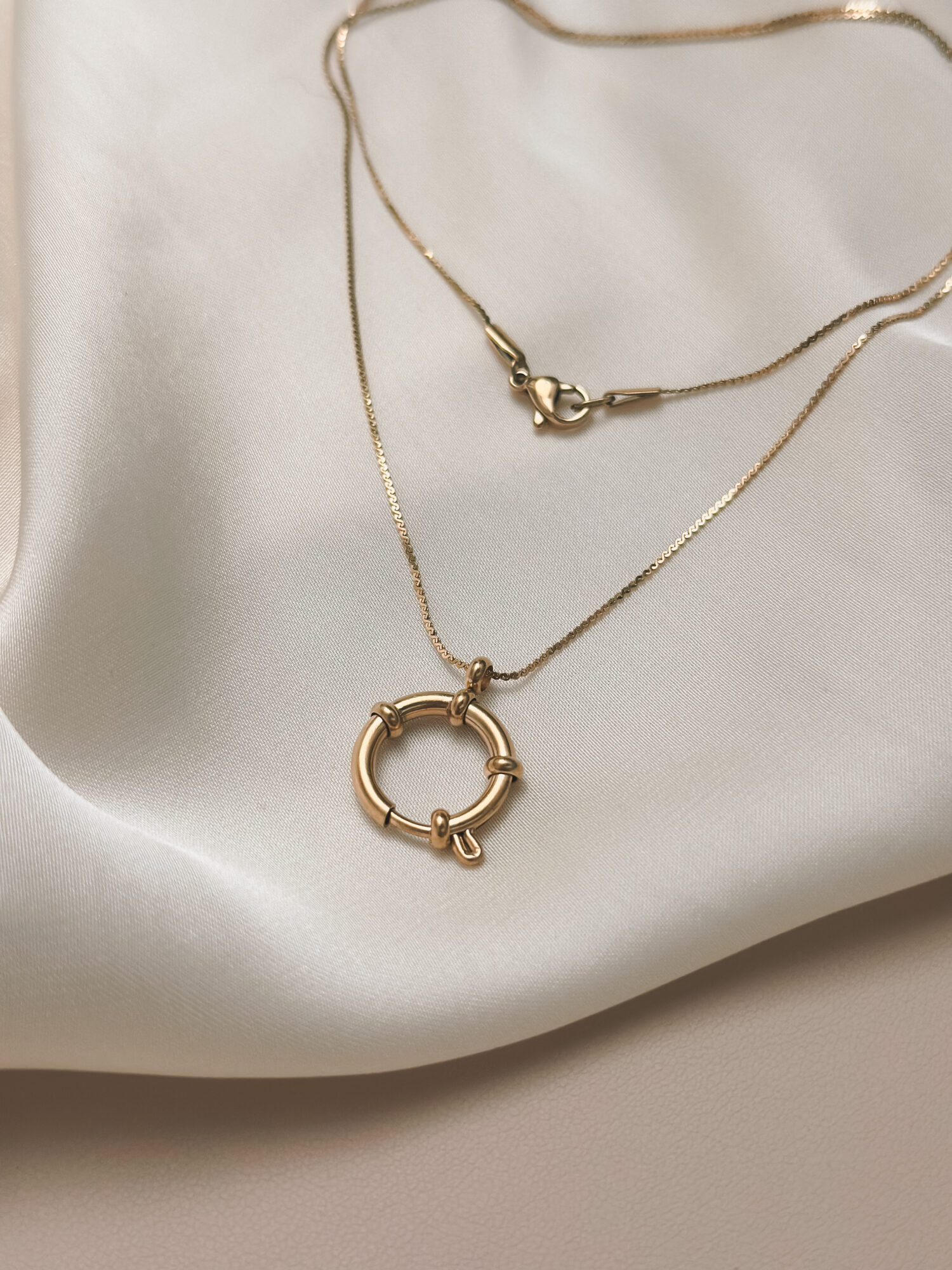 YOUR.line von Edle.Steine vereint alles, was dich ausmacht: Edelsteine, Symbole und Sternzeichen verbinden sich zu deinem persönlichen Schmuckstück. Kombinierbare Ketten und Charms – wandelbar, bedeutungsvoll und so individuell wie du. ✨