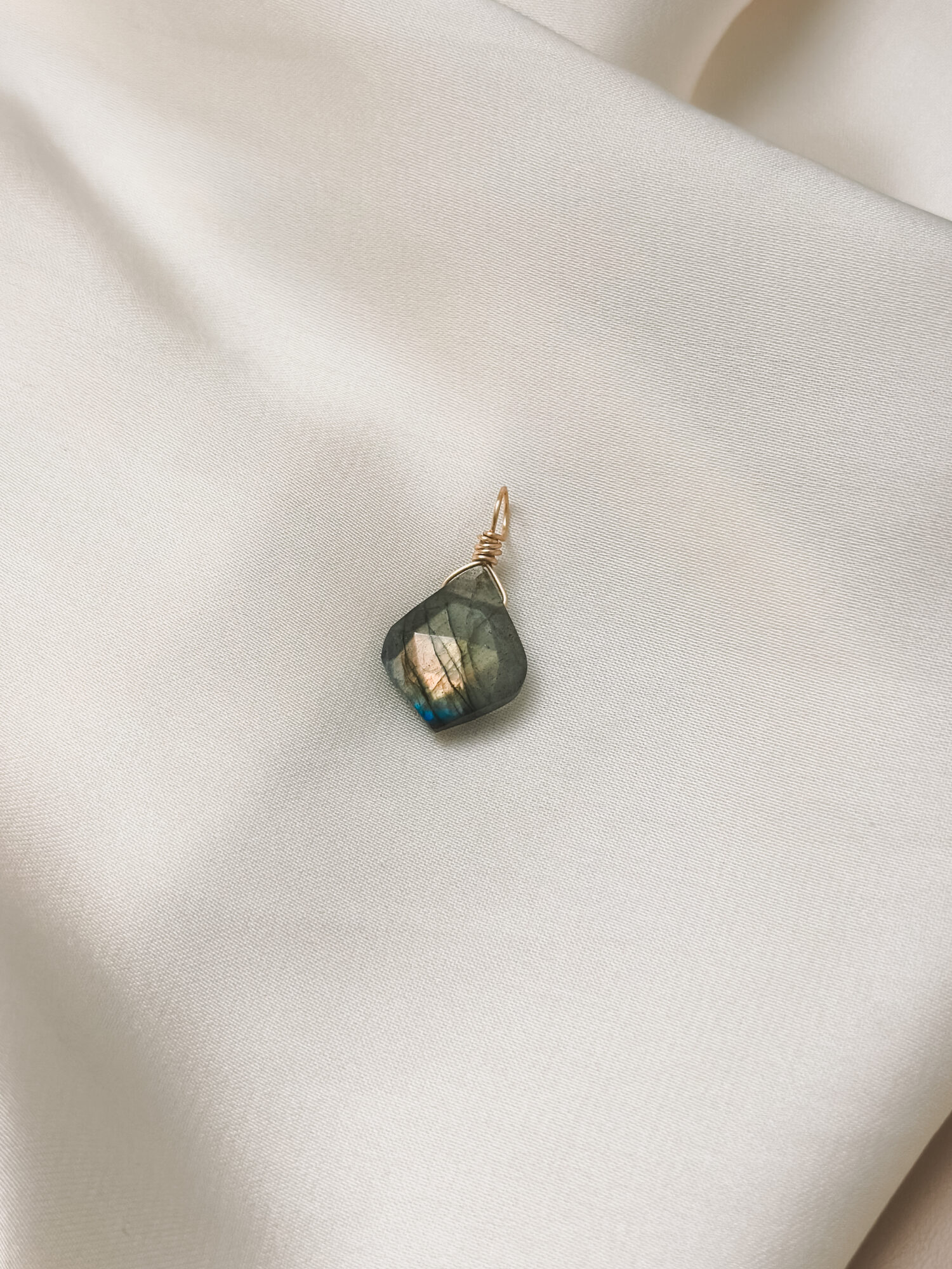 Intuition • Transformation • Vertrauen **Labradorit – Der Edelstein der Visionen und Intuition** Ich gebe meinen Gefühlen den Raum. Jedes Gefühl ist willkommen. Labradorit ist ein magischer Begleiter für Zeiten des Wandels und der inneren Einkehr. Er hilft dir, deine Intuition zu stärken, deiner inneren Stimme zu lauschen und dich mit deiner kreativen, feinsinnigen Seite zu verbinden. Seine schillernden Farben erinnern an das Nordlicht und laden dich ein, hinter die Oberfläche der Dinge zu blicken. In Momenten von Unsicherheit oder emotionaler Verwirrung bringt er Ausgleich und Klarheit. Labradorit fördert Vertrauen in deine eigenen Eingebungen und stärkt die Verbindung zu deinem inneren Wissen. ✨ Themen: **Mental:** Intuition, Medialität, Kreativität, Fantasie, emotionale Erinnerungen, karmische Themen, Transformation, Ruhe, Gefühlsinvestition, Visionen, Vertrauen **Körper:** Selbstheilung, Herz, Nieren, Wetterfühligkeit, Atemwege, Wirbelsäule **Chakra:** Alle Chakren **Planet:** Mond **Element:** Wasser **Sternzeichen:** Widder, Krebs, Schütze, Wassermann, Fische 🗿 Mineralogische & historische Fakten: Labradorit ist ein Feldspat-Mineral (Ca(Al,Si)₂Si₂O₈) und zeigt ein faszinierendes Farbspiel, das als Labradoreszenz bekannt ist. Diese irisierenden Effekte entstehen durch Lichtbrechung an fein geschichteten Kristallbereichen und lassen den Stein je nach Blickwinkel in Blau, Grün oder Gold schimmern. Benannt wurde der Labradorit nach der kanadischen Halbinsel Labrador, wo er 1770 entdeckt wurde. Die Inuit glaubten, dass in ihm das Nordlicht gefangen sei – eine Legende, die seine spirituelle Kraft bis heute prägt. Schon seit Jahrhunderten wird er als Schutzstein geschätzt, dem man nachsagt, negative Energien abzuschirmen und das Tor zu höheren Bewusstseinsebenen zu öffnen.