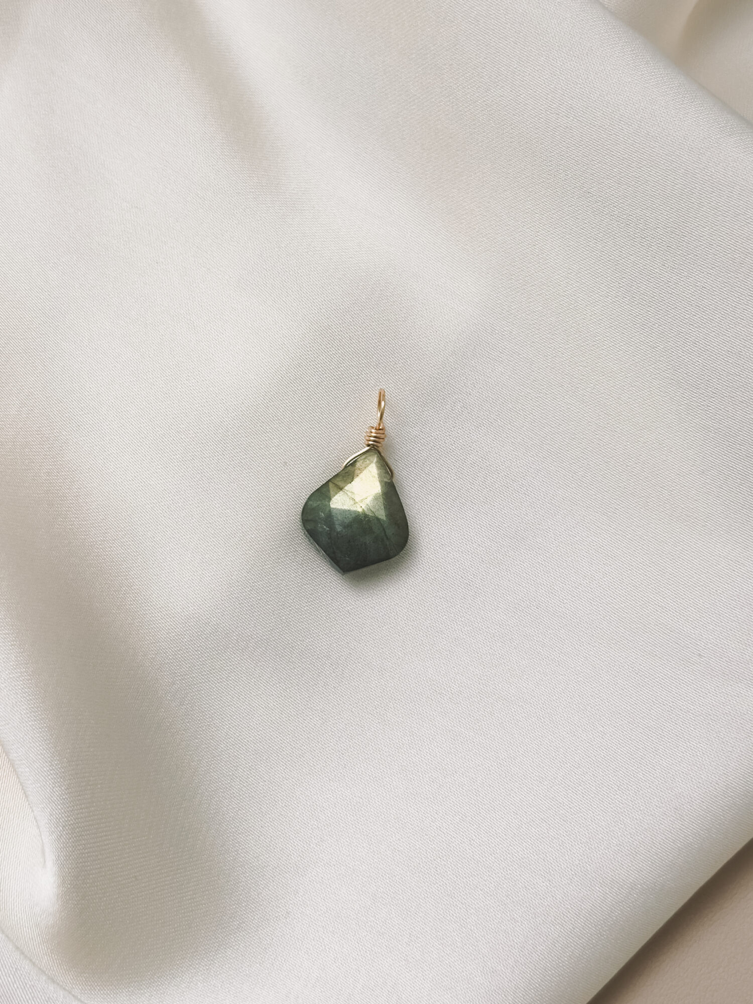 Intuition • Transformation • Vertrauen **Labradorit – Der Edelstein der Visionen und Intuition** Ich gebe meinen Gefühlen den Raum. Jedes Gefühl ist willkommen. Labradorit ist ein magischer Begleiter für Zeiten des Wandels und der inneren Einkehr. Er hilft dir, deine Intuition zu stärken, deiner inneren Stimme zu lauschen und dich mit deiner kreativen, feinsinnigen Seite zu verbinden. Seine schillernden Farben erinnern an das Nordlicht und laden dich ein, hinter die Oberfläche der Dinge zu blicken. In Momenten von Unsicherheit oder emotionaler Verwirrung bringt er Ausgleich und Klarheit. Labradorit fördert Vertrauen in deine eigenen Eingebungen und stärkt die Verbindung zu deinem inneren Wissen. ✨ Themen: **Mental:** Intuition, Medialität, Kreativität, Fantasie, emotionale Erinnerungen, karmische Themen, Transformation, Ruhe, Gefühlsinvestition, Visionen, Vertrauen **Körper:** Selbstheilung, Herz, Nieren, Wetterfühligkeit, Atemwege, Wirbelsäule **Chakra:** Alle Chakren **Planet:** Mond **Element:** Wasser **Sternzeichen:** Widder, Krebs, Schütze, Wassermann, Fische 🗿 Mineralogische & historische Fakten: Labradorit ist ein Feldspat-Mineral (Ca(Al,Si)₂Si₂O₈) und zeigt ein faszinierendes Farbspiel, das als Labradoreszenz bekannt ist. Diese irisierenden Effekte entstehen durch Lichtbrechung an fein geschichteten Kristallbereichen und lassen den Stein je nach Blickwinkel in Blau, Grün oder Gold schimmern. Benannt wurde der Labradorit nach der kanadischen Halbinsel Labrador, wo er 1770 entdeckt wurde. Die Inuit glaubten, dass in ihm das Nordlicht gefangen sei – eine Legende, die seine spirituelle Kraft bis heute prägt. Schon seit Jahrhunderten wird er als Schutzstein geschätzt, dem man nachsagt, negative Energien abzuschirmen und das Tor zu höheren Bewusstseinsebenen zu öffnen.