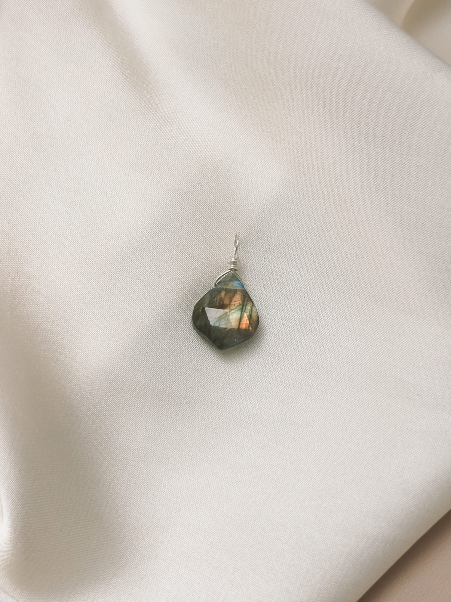 Intuition • Transformation • Vertrauen **Labradorit – Der Edelstein der Visionen und Intuition** Ich gebe meinen Gefühlen den Raum. Jedes Gefühl ist willkommen. Labradorit ist ein magischer Begleiter für Zeiten des Wandels und der inneren Einkehr. Er hilft dir, deine Intuition zu stärken, deiner inneren Stimme zu lauschen und dich mit deiner kreativen, feinsinnigen Seite zu verbinden. Seine schillernden Farben erinnern an das Nordlicht und laden dich ein, hinter die Oberfläche der Dinge zu blicken. In Momenten von Unsicherheit oder emotionaler Verwirrung bringt er Ausgleich und Klarheit. Labradorit fördert Vertrauen in deine eigenen Eingebungen und stärkt die Verbindung zu deinem inneren Wissen. ✨ Themen: **Mental:** Intuition, Medialität, Kreativität, Fantasie, emotionale Erinnerungen, karmische Themen, Transformation, Ruhe, Gefühlsinvestition, Visionen, Vertrauen **Körper:** Selbstheilung, Herz, Nieren, Wetterfühligkeit, Atemwege, Wirbelsäule **Chakra:** Alle Chakren **Planet:** Mond **Element:** Wasser **Sternzeichen:** Widder, Krebs, Schütze, Wassermann, Fische 🗿 Mineralogische & historische Fakten: Labradorit ist ein Feldspat-Mineral (Ca(Al,Si)₂Si₂O₈) und zeigt ein faszinierendes Farbspiel, das als Labradoreszenz bekannt ist. Diese irisierenden Effekte entstehen durch Lichtbrechung an fein geschichteten Kristallbereichen und lassen den Stein je nach Blickwinkel in Blau, Grün oder Gold schimmern. Benannt wurde der Labradorit nach der kanadischen Halbinsel Labrador, wo er 1770 entdeckt wurde. Die Inuit glaubten, dass in ihm das Nordlicht gefangen sei – eine Legende, die seine spirituelle Kraft bis heute prägt. Schon seit Jahrhunderten wird er als Schutzstein geschätzt, dem man nachsagt, negative Energien abzuschirmen und das Tor zu höheren Bewusstseinsebenen zu öffnen.