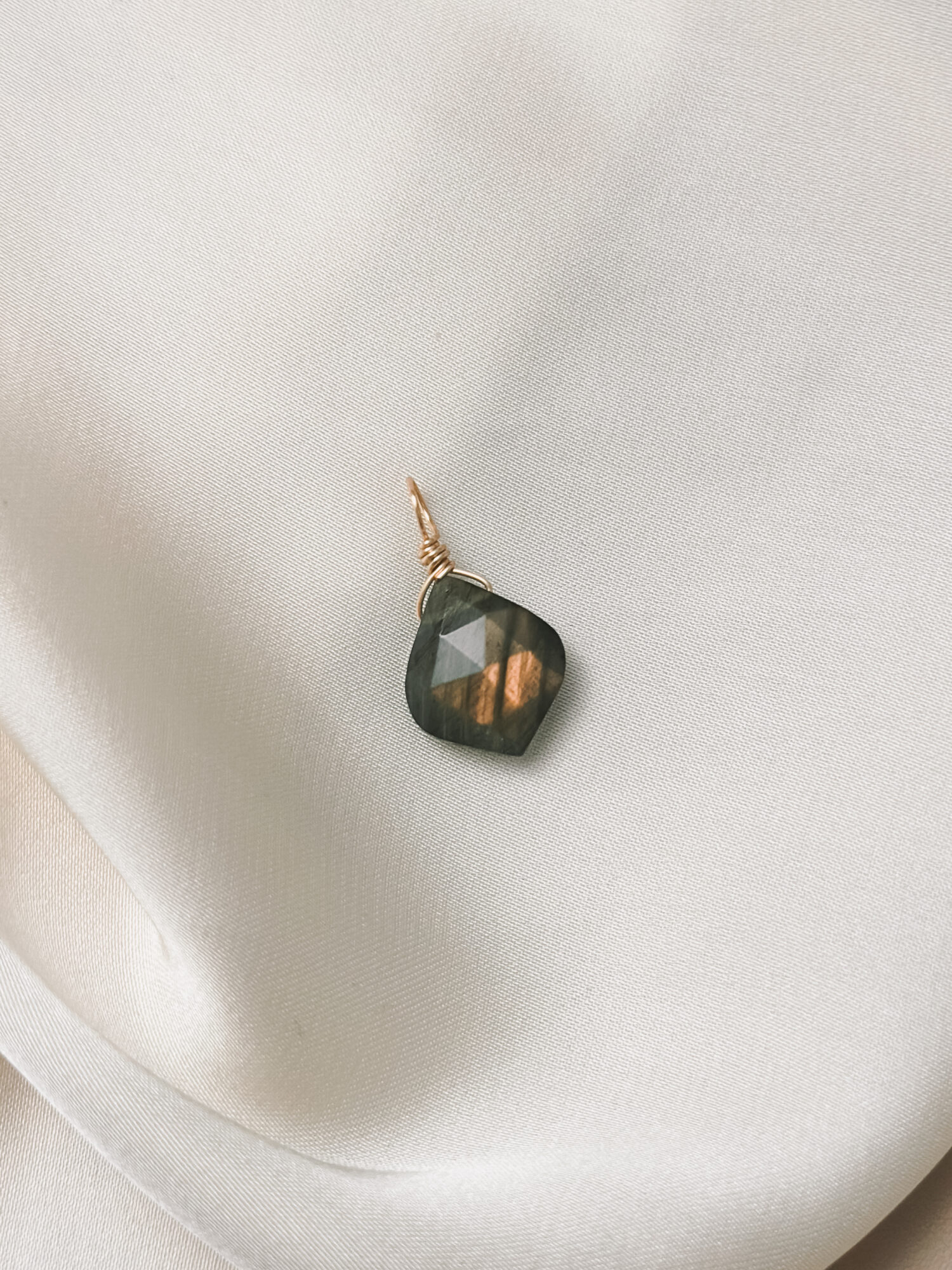 Intuition • Transformation • Vertrauen **Labradorit – Der Edelstein der Visionen und Intuition** Ich gebe meinen Gefühlen den Raum. Jedes Gefühl ist willkommen. Labradorit ist ein magischer Begleiter für Zeiten des Wandels und der inneren Einkehr. Er hilft dir, deine Intuition zu stärken, deiner inneren Stimme zu lauschen und dich mit deiner kreativen, feinsinnigen Seite zu verbinden. Seine schillernden Farben erinnern an das Nordlicht und laden dich ein, hinter die Oberfläche der Dinge zu blicken. In Momenten von Unsicherheit oder emotionaler Verwirrung bringt er Ausgleich und Klarheit. Labradorit fördert Vertrauen in deine eigenen Eingebungen und stärkt die Verbindung zu deinem inneren Wissen. ✨ Themen: **Mental:** Intuition, Medialität, Kreativität, Fantasie, emotionale Erinnerungen, karmische Themen, Transformation, Ruhe, Gefühlsinvestition, Visionen, Vertrauen **Körper:** Selbstheilung, Herz, Nieren, Wetterfühligkeit, Atemwege, Wirbelsäule **Chakra:** Alle Chakren **Planet:** Mond **Element:** Wasser **Sternzeichen:** Widder, Krebs, Schütze, Wassermann, Fische 🗿 Mineralogische & historische Fakten: Labradorit ist ein Feldspat-Mineral (Ca(Al,Si)₂Si₂O₈) und zeigt ein faszinierendes Farbspiel, das als Labradoreszenz bekannt ist. Diese irisierenden Effekte entstehen durch Lichtbrechung an fein geschichteten Kristallbereichen und lassen den Stein je nach Blickwinkel in Blau, Grün oder Gold schimmern. Benannt wurde der Labradorit nach der kanadischen Halbinsel Labrador, wo er 1770 entdeckt wurde. Die Inuit glaubten, dass in ihm das Nordlicht gefangen sei – eine Legende, die seine spirituelle Kraft bis heute prägt. Schon seit Jahrhunderten wird er als Schutzstein geschätzt, dem man nachsagt, negative Energien abzuschirmen und das Tor zu höheren Bewusstseinsebenen zu öffnen.