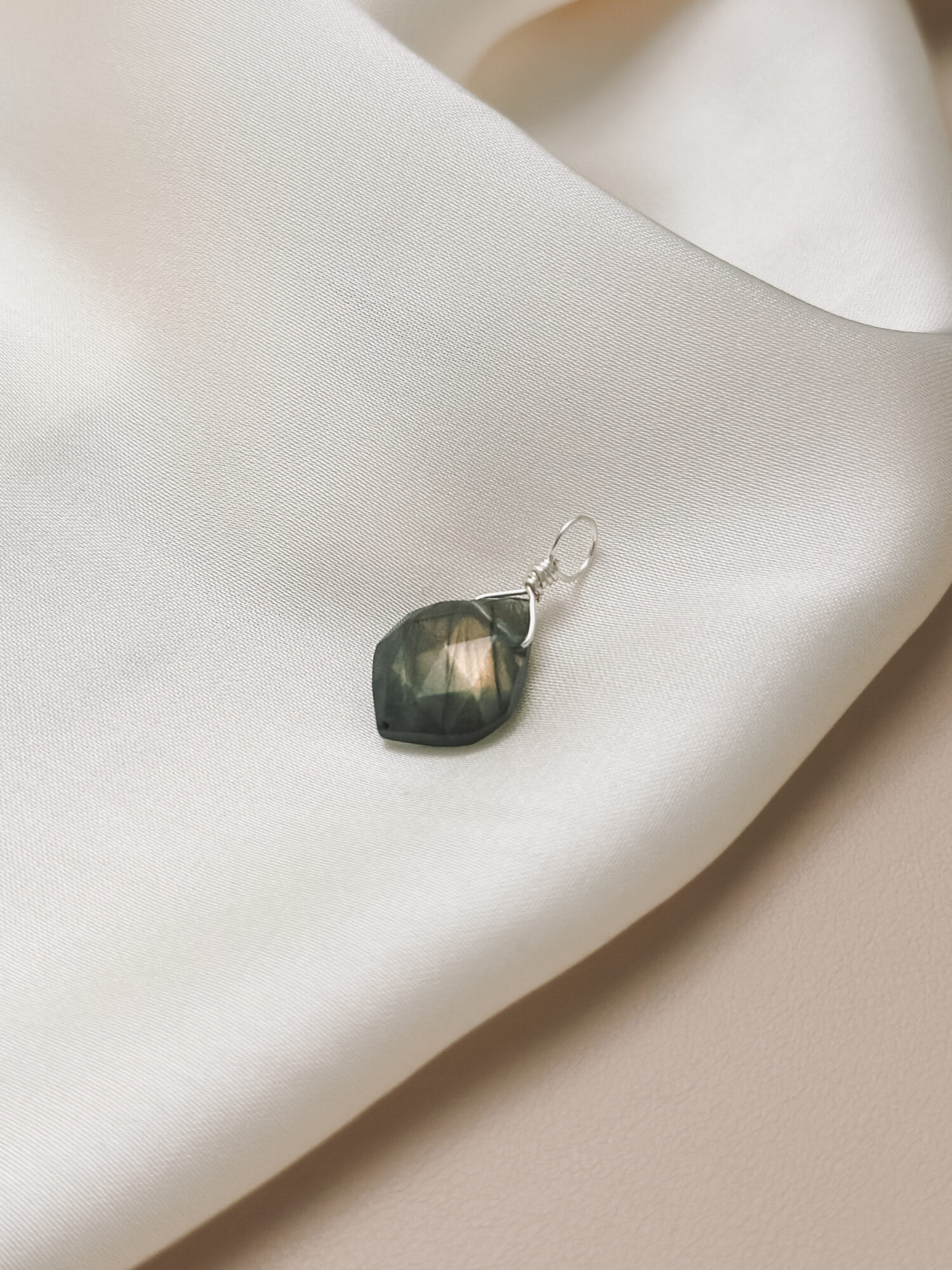 Intuition • Transformation • Vertrauen **Labradorit – Der Edelstein der Visionen und Intuition** Ich gebe meinen Gefühlen den Raum. Jedes Gefühl ist willkommen. Labradorit ist ein magischer Begleiter für Zeiten des Wandels und der inneren Einkehr. Er hilft dir, deine Intuition zu stärken, deiner inneren Stimme zu lauschen und dich mit deiner kreativen, feinsinnigen Seite zu verbinden. Seine schillernden Farben erinnern an das Nordlicht und laden dich ein, hinter die Oberfläche der Dinge zu blicken. In Momenten von Unsicherheit oder emotionaler Verwirrung bringt er Ausgleich und Klarheit. Labradorit fördert Vertrauen in deine eigenen Eingebungen und stärkt die Verbindung zu deinem inneren Wissen. ✨ Themen: **Mental:** Intuition, Medialität, Kreativität, Fantasie, emotionale Erinnerungen, karmische Themen, Transformation, Ruhe, Gefühlsinvestition, Visionen, Vertrauen **Körper:** Selbstheilung, Herz, Nieren, Wetterfühligkeit, Atemwege, Wirbelsäule **Chakra:** Alle Chakren **Planet:** Mond **Element:** Wasser **Sternzeichen:** Widder, Krebs, Schütze, Wassermann, Fische 🗿 Mineralogische & historische Fakten: Labradorit ist ein Feldspat-Mineral (Ca(Al,Si)₂Si₂O₈) und zeigt ein faszinierendes Farbspiel, das als Labradoreszenz bekannt ist. Diese irisierenden Effekte entstehen durch Lichtbrechung an fein geschichteten Kristallbereichen und lassen den Stein je nach Blickwinkel in Blau, Grün oder Gold schimmern. Benannt wurde der Labradorit nach der kanadischen Halbinsel Labrador, wo er 1770 entdeckt wurde. Die Inuit glaubten, dass in ihm das Nordlicht gefangen sei – eine Legende, die seine spirituelle Kraft bis heute prägt. Schon seit Jahrhunderten wird er als Schutzstein geschätzt, dem man nachsagt, negative Energien abzuschirmen und das Tor zu höheren Bewusstseinsebenen zu öffnen.