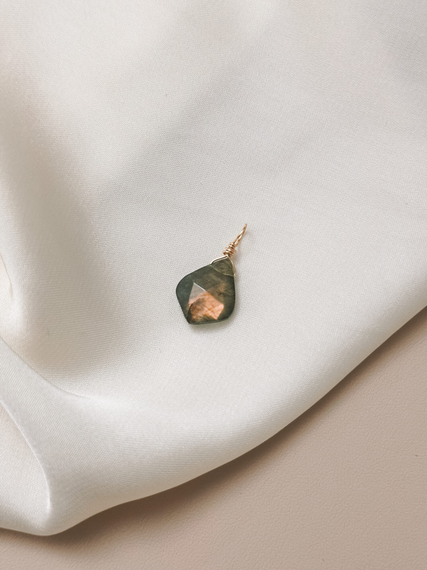 Intuition • Transformation • Vertrauen **Labradorit – Der Edelstein der Visionen und Intuition** Ich gebe meinen Gefühlen den Raum. Jedes Gefühl ist willkommen. Labradorit ist ein magischer Begleiter für Zeiten des Wandels und der inneren Einkehr. Er hilft dir, deine Intuition zu stärken, deiner inneren Stimme zu lauschen und dich mit deiner kreativen, feinsinnigen Seite zu verbinden. Seine schillernden Farben erinnern an das Nordlicht und laden dich ein, hinter die Oberfläche der Dinge zu blicken. In Momenten von Unsicherheit oder emotionaler Verwirrung bringt er Ausgleich und Klarheit. Labradorit fördert Vertrauen in deine eigenen Eingebungen und stärkt die Verbindung zu deinem inneren Wissen. ✨ Themen: **Mental:** Intuition, Medialität, Kreativität, Fantasie, emotionale Erinnerungen, karmische Themen, Transformation, Ruhe, Gefühlsinvestition, Visionen, Vertrauen **Körper:** Selbstheilung, Herz, Nieren, Wetterfühligkeit, Atemwege, Wirbelsäule **Chakra:** Alle Chakren **Planet:** Mond **Element:** Wasser **Sternzeichen:** Widder, Krebs, Schütze, Wassermann, Fische 🗿 Mineralogische & historische Fakten: Labradorit ist ein Feldspat-Mineral (Ca(Al,Si)₂Si₂O₈) und zeigt ein faszinierendes Farbspiel, das als Labradoreszenz bekannt ist. Diese irisierenden Effekte entstehen durch Lichtbrechung an fein geschichteten Kristallbereichen und lassen den Stein je nach Blickwinkel in Blau, Grün oder Gold schimmern. Benannt wurde der Labradorit nach der kanadischen Halbinsel Labrador, wo er 1770 entdeckt wurde. Die Inuit glaubten, dass in ihm das Nordlicht gefangen sei – eine Legende, die seine spirituelle Kraft bis heute prägt. Schon seit Jahrhunderten wird er als Schutzstein geschätzt, dem man nachsagt, negative Energien abzuschirmen und das Tor zu höheren Bewusstseinsebenen zu öffnen.