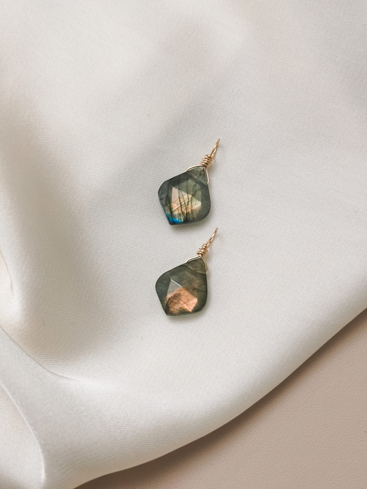 Intuition • Transformation • Vertrauen **Labradorit – Der Edelstein der Visionen und Intuition** Ich gebe meinen Gefühlen den Raum. Jedes Gefühl ist willkommen. Labradorit ist ein magischer Begleiter für Zeiten des Wandels und der inneren Einkehr. Er hilft dir, deine Intuition zu stärken, deiner inneren Stimme zu lauschen und dich mit deiner kreativen, feinsinnigen Seite zu verbinden. Seine schillernden Farben erinnern an das Nordlicht und laden dich ein, hinter die Oberfläche der Dinge zu blicken. In Momenten von Unsicherheit oder emotionaler Verwirrung bringt er Ausgleich und Klarheit. Labradorit fördert Vertrauen in deine eigenen Eingebungen und stärkt die Verbindung zu deinem inneren Wissen. ✨ Themen: **Mental:** Intuition, Medialität, Kreativität, Fantasie, emotionale Erinnerungen, karmische Themen, Transformation, Ruhe, Gefühlsinvestition, Visionen, Vertrauen **Körper:** Selbstheilung, Herz, Nieren, Wetterfühligkeit, Atemwege, Wirbelsäule **Chakra:** Alle Chakren **Planet:** Mond **Element:** Wasser **Sternzeichen:** Widder, Krebs, Schütze, Wassermann, Fische 🗿 Mineralogische & historische Fakten: Labradorit ist ein Feldspat-Mineral (Ca(Al,Si)₂Si₂O₈) und zeigt ein faszinierendes Farbspiel, das als Labradoreszenz bekannt ist. Diese irisierenden Effekte entstehen durch Lichtbrechung an fein geschichteten Kristallbereichen und lassen den Stein je nach Blickwinkel in Blau, Grün oder Gold schimmern. Benannt wurde der Labradorit nach der kanadischen Halbinsel Labrador, wo er 1770 entdeckt wurde. Die Inuit glaubten, dass in ihm das Nordlicht gefangen sei – eine Legende, die seine spirituelle Kraft bis heute prägt. Schon seit Jahrhunderten wird er als Schutzstein geschätzt, dem man nachsagt, negative Energien abzuschirmen und das Tor zu höheren Bewusstseinsebenen zu öffnen.