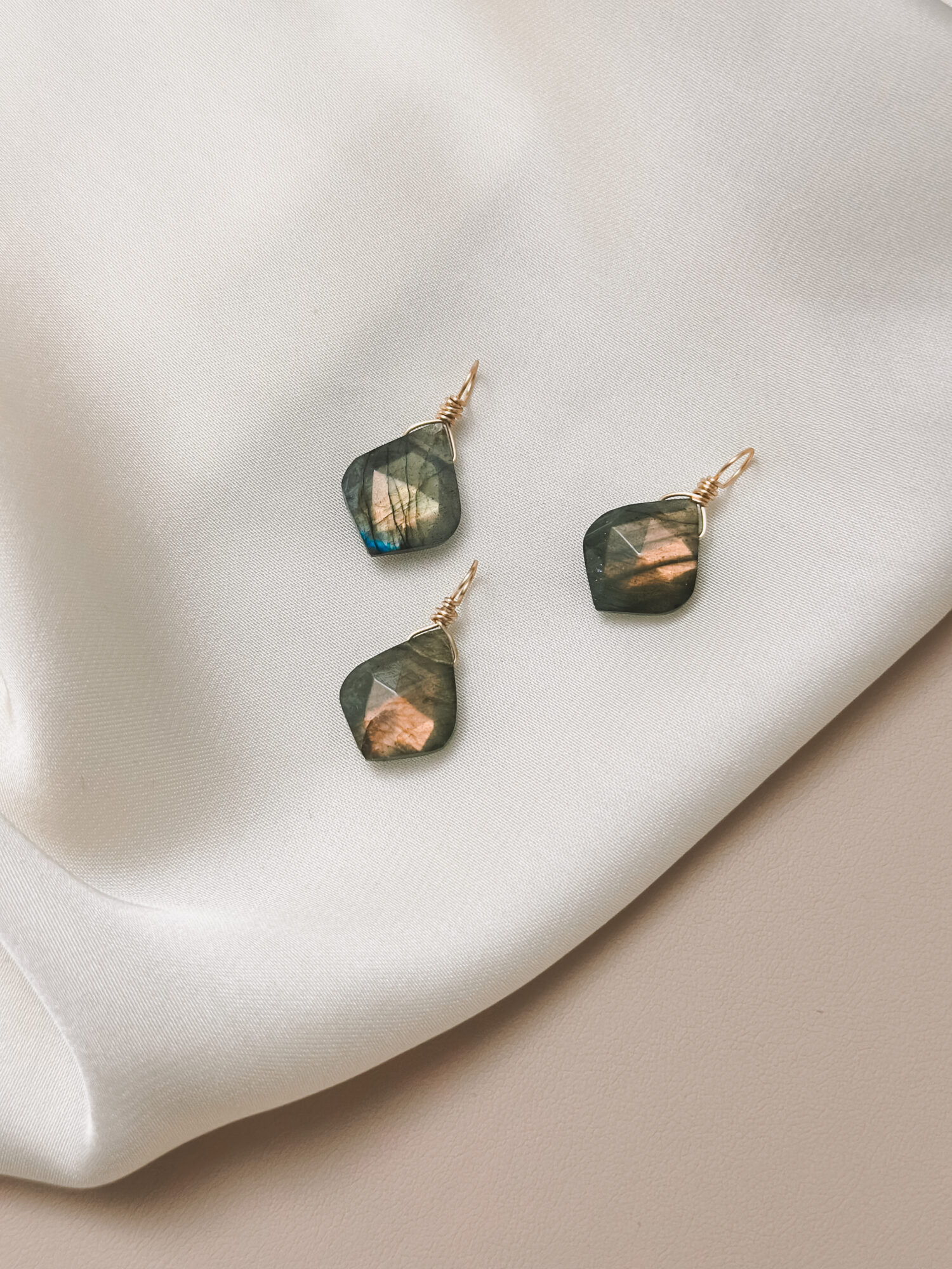 Intuition • Transformation • Vertrauen **Labradorit – Der Edelstein der Visionen und Intuition** Ich gebe meinen Gefühlen den Raum. Jedes Gefühl ist willkommen. Labradorit ist ein magischer Begleiter für Zeiten des Wandels und der inneren Einkehr. Er hilft dir, deine Intuition zu stärken, deiner inneren Stimme zu lauschen und dich mit deiner kreativen, feinsinnigen Seite zu verbinden. Seine schillernden Farben erinnern an das Nordlicht und laden dich ein, hinter die Oberfläche der Dinge zu blicken. In Momenten von Unsicherheit oder emotionaler Verwirrung bringt er Ausgleich und Klarheit. Labradorit fördert Vertrauen in deine eigenen Eingebungen und stärkt die Verbindung zu deinem inneren Wissen. ✨ Themen: **Mental:** Intuition, Medialität, Kreativität, Fantasie, emotionale Erinnerungen, karmische Themen, Transformation, Ruhe, Gefühlsinvestition, Visionen, Vertrauen **Körper:** Selbstheilung, Herz, Nieren, Wetterfühligkeit, Atemwege, Wirbelsäule **Chakra:** Alle Chakren **Planet:** Mond **Element:** Wasser **Sternzeichen:** Widder, Krebs, Schütze, Wassermann, Fische 🗿 Mineralogische & historische Fakten: Labradorit ist ein Feldspat-Mineral (Ca(Al,Si)₂Si₂O₈) und zeigt ein faszinierendes Farbspiel, das als Labradoreszenz bekannt ist. Diese irisierenden Effekte entstehen durch Lichtbrechung an fein geschichteten Kristallbereichen und lassen den Stein je nach Blickwinkel in Blau, Grün oder Gold schimmern. Benannt wurde der Labradorit nach der kanadischen Halbinsel Labrador, wo er 1770 entdeckt wurde. Die Inuit glaubten, dass in ihm das Nordlicht gefangen sei – eine Legende, die seine spirituelle Kraft bis heute prägt. Schon seit Jahrhunderten wird er als Schutzstein geschätzt, dem man nachsagt, negative Energien abzuschirmen und das Tor zu höheren Bewusstseinsebenen zu öffnen.