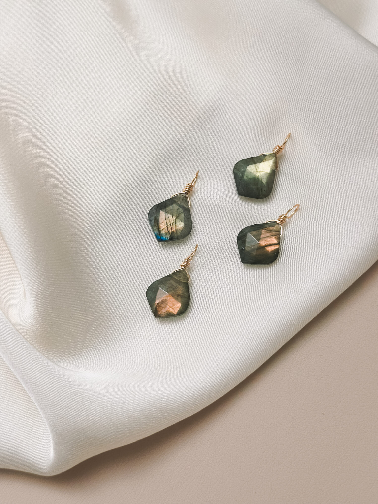 Intuition • Transformation • Vertrauen **Labradorit – Der Edelstein der Visionen und Intuition** Ich gebe meinen Gefühlen den Raum. Jedes Gefühl ist willkommen. Labradorit ist ein magischer Begleiter für Zeiten des Wandels und der inneren Einkehr. Er hilft dir, deine Intuition zu stärken, deiner inneren Stimme zu lauschen und dich mit deiner kreativen, feinsinnigen Seite zu verbinden. Seine schillernden Farben erinnern an das Nordlicht und laden dich ein, hinter die Oberfläche der Dinge zu blicken. In Momenten von Unsicherheit oder emotionaler Verwirrung bringt er Ausgleich und Klarheit. Labradorit fördert Vertrauen in deine eigenen Eingebungen und stärkt die Verbindung zu deinem inneren Wissen. ✨ Themen: **Mental:** Intuition, Medialität, Kreativität, Fantasie, emotionale Erinnerungen, karmische Themen, Transformation, Ruhe, Gefühlsinvestition, Visionen, Vertrauen **Körper:** Selbstheilung, Herz, Nieren, Wetterfühligkeit, Atemwege, Wirbelsäule **Chakra:** Alle Chakren **Planet:** Mond **Element:** Wasser **Sternzeichen:** Widder, Krebs, Schütze, Wassermann, Fische 🗿 Mineralogische & historische Fakten: Labradorit ist ein Feldspat-Mineral (Ca(Al,Si)₂Si₂O₈) und zeigt ein faszinierendes Farbspiel, das als Labradoreszenz bekannt ist. Diese irisierenden Effekte entstehen durch Lichtbrechung an fein geschichteten Kristallbereichen und lassen den Stein je nach Blickwinkel in Blau, Grün oder Gold schimmern. Benannt wurde der Labradorit nach der kanadischen Halbinsel Labrador, wo er 1770 entdeckt wurde. Die Inuit glaubten, dass in ihm das Nordlicht gefangen sei – eine Legende, die seine spirituelle Kraft bis heute prägt. Schon seit Jahrhunderten wird er als Schutzstein geschätzt, dem man nachsagt, negative Energien abzuschirmen und das Tor zu höheren Bewusstseinsebenen zu öffnen.