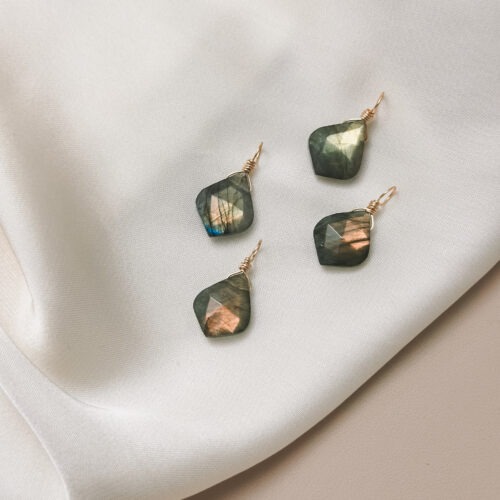 Intuition • Transformation • Vertrauen **Labradorit – Der Edelstein der Visionen und Intuition** Ich gebe meinen Gefühlen den Raum. Jedes Gefühl ist willkommen. Labradorit ist ein magischer Begleiter für Zeiten des Wandels und der inneren Einkehr. Er hilft dir, deine Intuition zu stärken, deiner inneren Stimme zu lauschen und dich mit deiner kreativen, feinsinnigen Seite zu verbinden. Seine schillernden Farben erinnern an das Nordlicht und laden dich ein, hinter die Oberfläche der Dinge zu blicken. In Momenten von Unsicherheit oder emotionaler Verwirrung bringt er Ausgleich und Klarheit. Labradorit fördert Vertrauen in deine eigenen Eingebungen und stärkt die Verbindung zu deinem inneren Wissen. ✨ Themen: **Mental:** Intuition, Medialität, Kreativität, Fantasie, emotionale Erinnerungen, karmische Themen, Transformation, Ruhe, Gefühlsinvestition, Visionen, Vertrauen **Körper:** Selbstheilung, Herz, Nieren, Wetterfühligkeit, Atemwege, Wirbelsäule **Chakra:** Alle Chakren **Planet:** Mond **Element:** Wasser **Sternzeichen:** Widder, Krebs, Schütze, Wassermann, Fische 🗿 Mineralogische & historische Fakten: Labradorit ist ein Feldspat-Mineral (Ca(Al,Si)₂Si₂O₈) und zeigt ein faszinierendes Farbspiel, das als Labradoreszenz bekannt ist. Diese irisierenden Effekte entstehen durch Lichtbrechung an fein geschichteten Kristallbereichen und lassen den Stein je nach Blickwinkel in Blau, Grün oder Gold schimmern. Benannt wurde der Labradorit nach der kanadischen Halbinsel Labrador, wo er 1770 entdeckt wurde. Die Inuit glaubten, dass in ihm das Nordlicht gefangen sei – eine Legende, die seine spirituelle Kraft bis heute prägt. Schon seit Jahrhunderten wird er als Schutzstein geschätzt, dem man nachsagt, negative Energien abzuschirmen und das Tor zu höheren Bewusstseinsebenen zu öffnen.