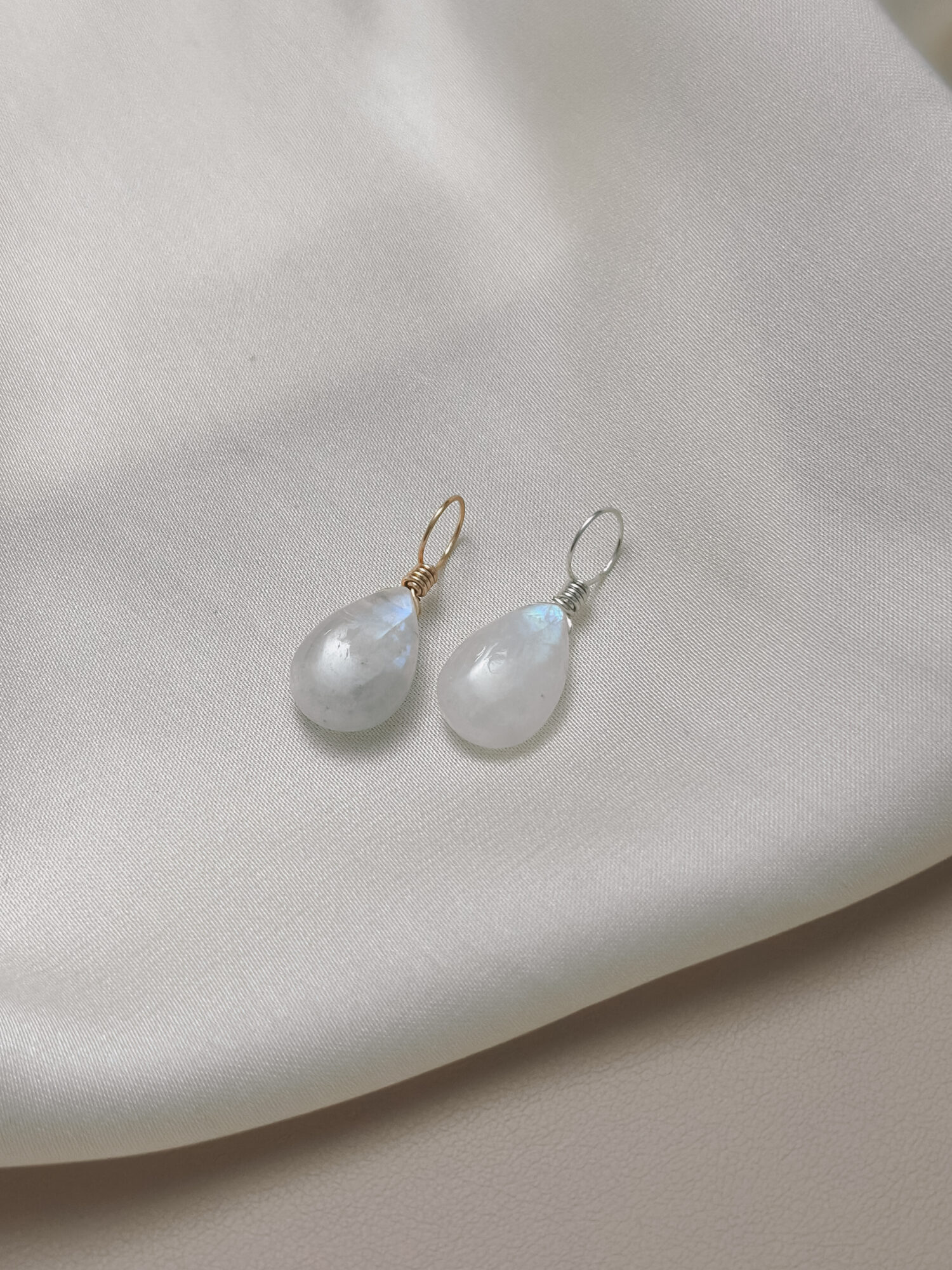 Obwohl er „Labradorit“ heißt, zählt der Regenbogenmondstein mineralogisch zu den weißen Varietäten des Orthoklas-Feldspats, oft mit schimmernden blauen bis regenbogenfarbenen Lichtreflexen – einem Phänomen namens Adulareszenz. In vielen Kulturen galt er als heilig, insbesondere für Frauen: Der Stein soll den Zugang zur inneren Weisheit und Intuition öffnen und wird seit Jahrhunderten mit dem weiblichen Zyklus und den Mondphasen in Verbindung gebracht.