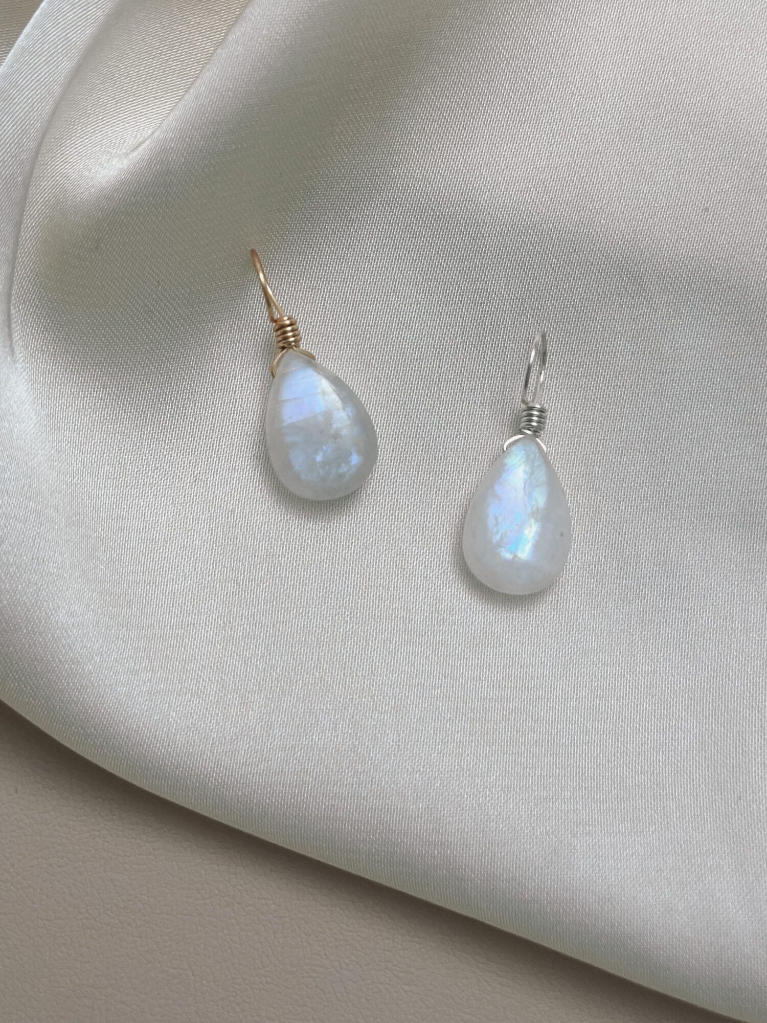 Obwohl er „Labradorit“ heißt, zählt der Regenbogenmondstein mineralogisch zu den weißen Varietäten des Orthoklas-Feldspats, oft mit schimmernden blauen bis regenbogenfarbenen Lichtreflexen – einem Phänomen namens Adulareszenz. In vielen Kulturen galt er als heilig, insbesondere für Frauen: Der Stein soll den Zugang zur inneren Weisheit und Intuition öffnen und wird seit Jahrhunderten mit dem weiblichen Zyklus und den Mondphasen in Verbindung gebracht.