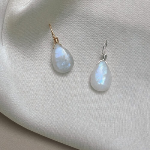 Obwohl er „Labradorit“ heißt, zählt der Regenbogenmondstein mineralogisch zu den weißen Varietäten des Orthoklas-Feldspats, oft mit schimmernden blauen bis regenbogenfarbenen Lichtreflexen – einem Phänomen namens Adulareszenz. In vielen Kulturen galt er als heilig, insbesondere für Frauen: Der Stein soll den Zugang zur inneren Weisheit und Intuition öffnen und wird seit Jahrhunderten mit dem weiblichen Zyklus und den Mondphasen in Verbindung gebracht.