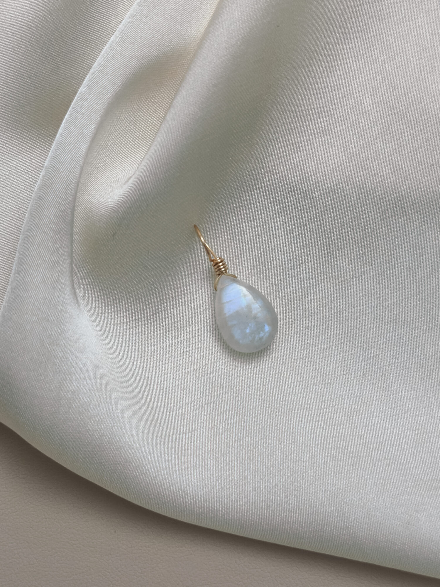 Obwohl er „Labradorit“ heißt, zählt der Regenbogenmondstein mineralogisch zu den weißen Varietäten des Orthoklas-Feldspats, oft mit schimmernden blauen bis regenbogenfarbenen Lichtreflexen – einem Phänomen namens Adulareszenz. In vielen Kulturen galt er als heilig, insbesondere für Frauen: Der Stein soll den Zugang zur inneren Weisheit und Intuition öffnen und wird seit Jahrhunderten mit dem weiblichen Zyklus und den Mondphasen in Verbindung gebracht.