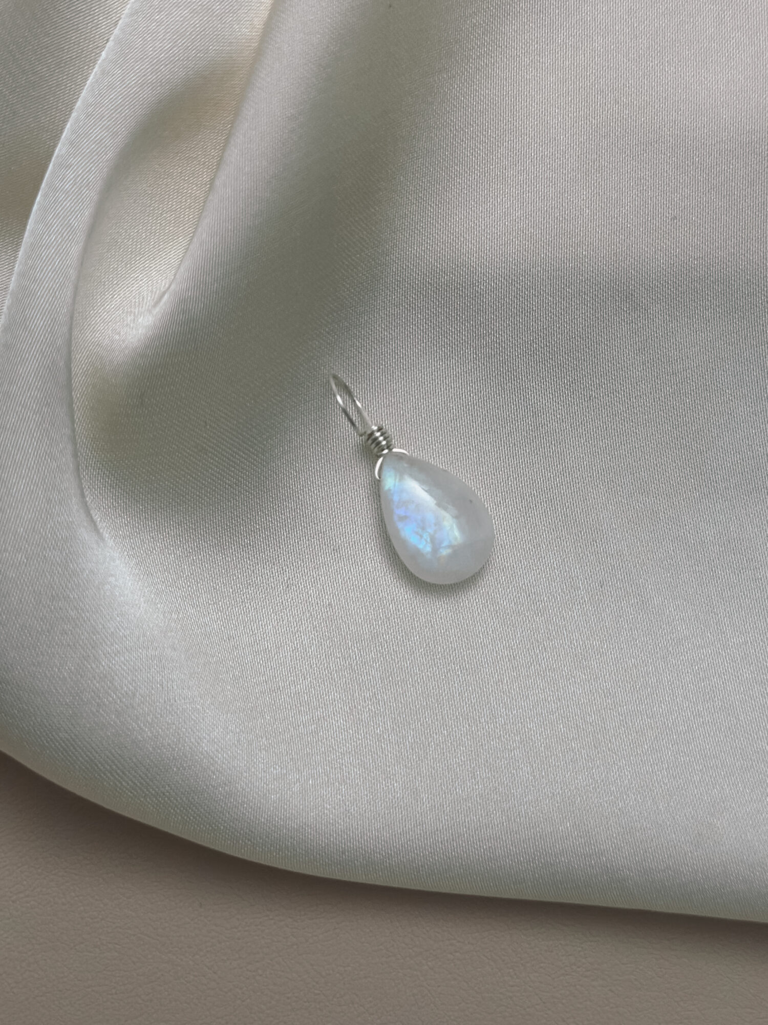 Obwohl er „Labradorit“ heißt, zählt der Regenbogenmondstein mineralogisch zu den weißen Varietäten des Orthoklas-Feldspats, oft mit schimmernden blauen bis regenbogenfarbenen Lichtreflexen – einem Phänomen namens Adulareszenz. In vielen Kulturen galt er als heilig, insbesondere für Frauen: Der Stein soll den Zugang zur inneren Weisheit und Intuition öffnen und wird seit Jahrhunderten mit dem weiblichen Zyklus und den Mondphasen in Verbindung gebracht.