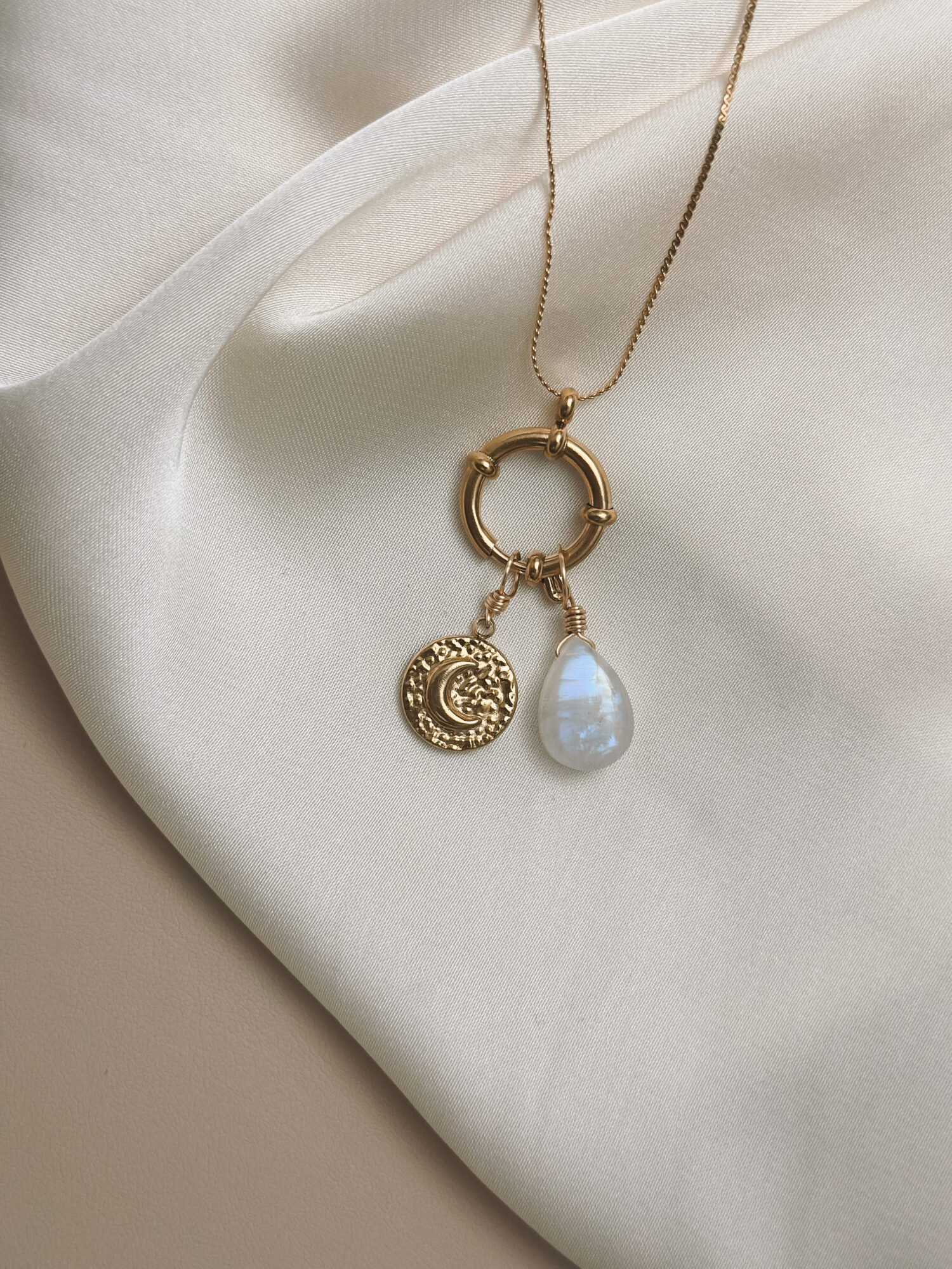 YOUR.line von Edle.Steine vereint alles, was dich ausmacht: Edelsteine, Symbole und Sternzeichen verbinden sich zu deinem persönlichen Schmuckstück. Kombinierbare Ketten und Charms – wandelbar, bedeutungsvoll und so individuell wie du. ✨