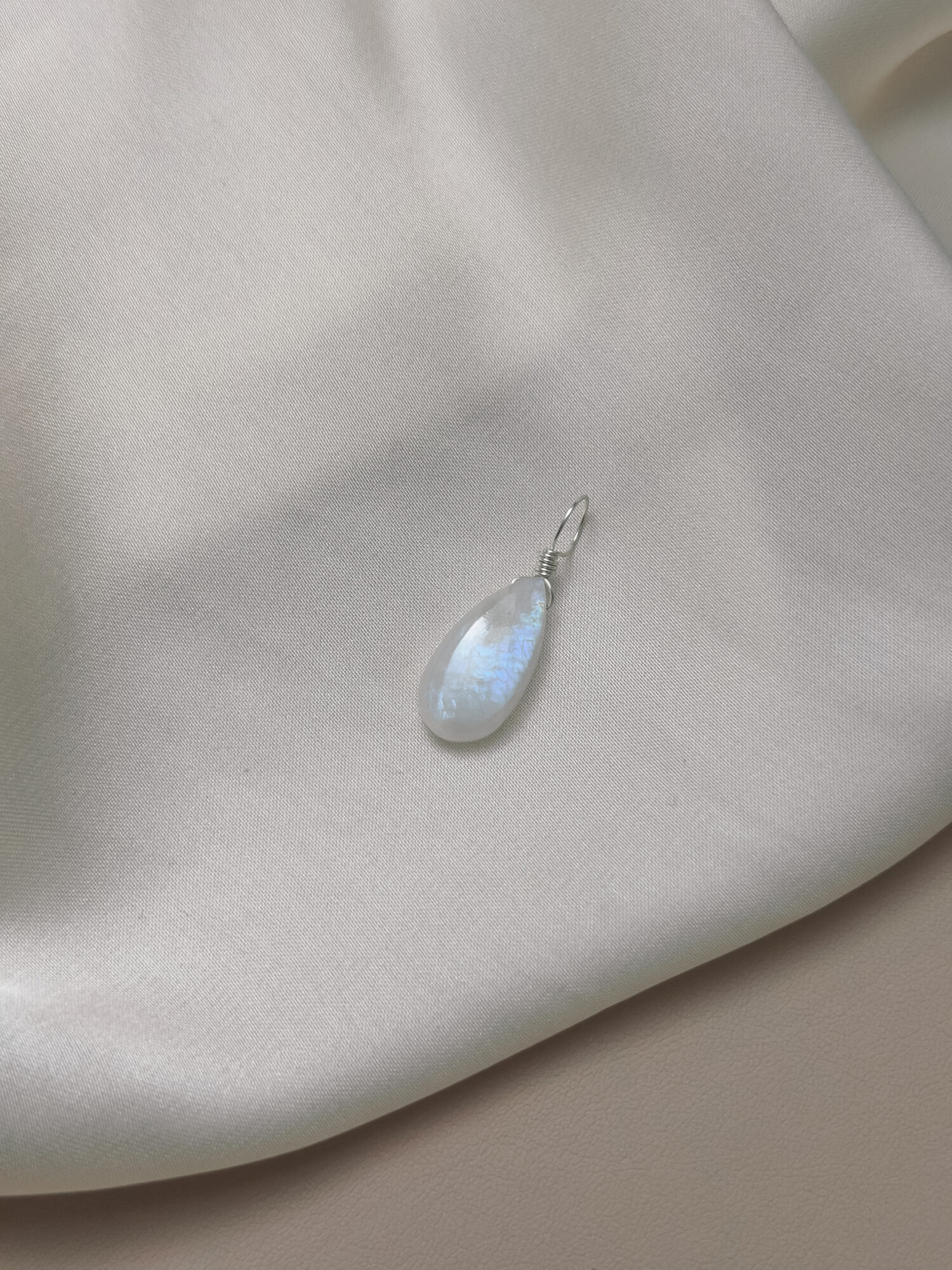 Obwohl er „Labradorit“ heißt, zählt der Regenbogenmondstein mineralogisch zu den weißen Varietäten des Orthoklas-Feldspats, oft mit schimmernden blauen bis regenbogenfarbenen Lichtreflexen – einem Phänomen namens Adulareszenz. In vielen Kulturen galt er als heilig, insbesondere für Frauen: Der Stein soll den Zugang zur inneren Weisheit und Intuition öffnen und wird seit Jahrhunderten mit dem weiblichen Zyklus und den Mondphasen in Verbindung gebracht.