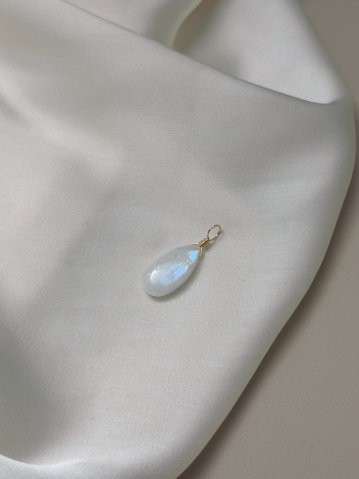 Obwohl er „Labradorit“ heißt, zählt der Regenbogenmondstein mineralogisch zu den weißen Varietäten des Orthoklas-Feldspats, oft mit schimmernden blauen bis regenbogenfarbenen Lichtreflexen – einem Phänomen namens Adulareszenz. In vielen Kulturen galt er als heilig, insbesondere für Frauen: Der Stein soll den Zugang zur inneren Weisheit und Intuition öffnen und wird seit Jahrhunderten mit dem weiblichen Zyklus und den Mondphasen in Verbindung gebracht.