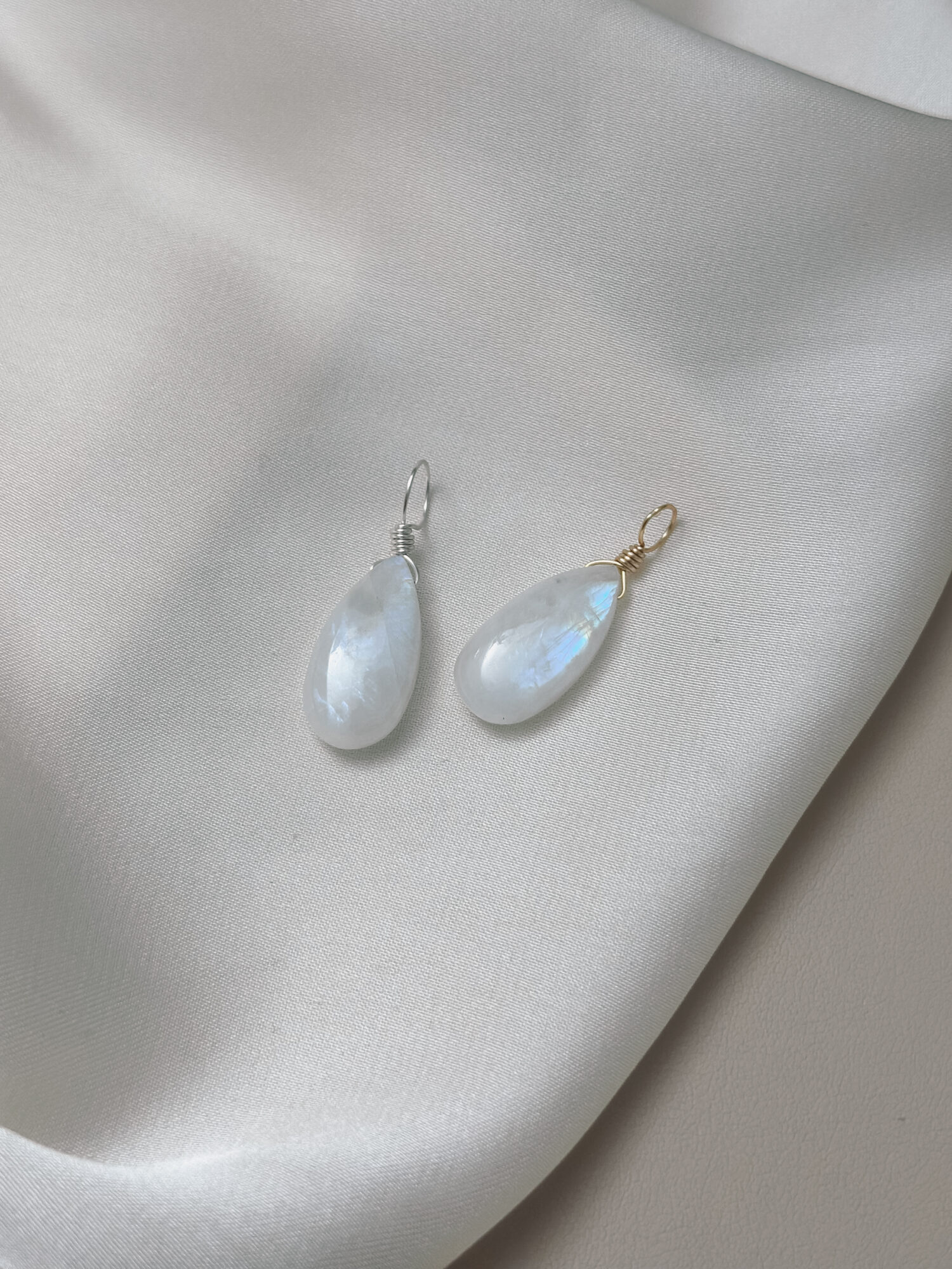 Obwohl er „Labradorit“ heißt, zählt der Regenbogenmondstein mineralogisch zu den weißen Varietäten des Orthoklas-Feldspats, oft mit schimmernden blauen bis regenbogenfarbenen Lichtreflexen – einem Phänomen namens Adulareszenz. In vielen Kulturen galt er als heilig, insbesondere für Frauen: Der Stein soll den Zugang zur inneren Weisheit und Intuition öffnen und wird seit Jahrhunderten mit dem weiblichen Zyklus und den Mondphasen in Verbindung gebracht.