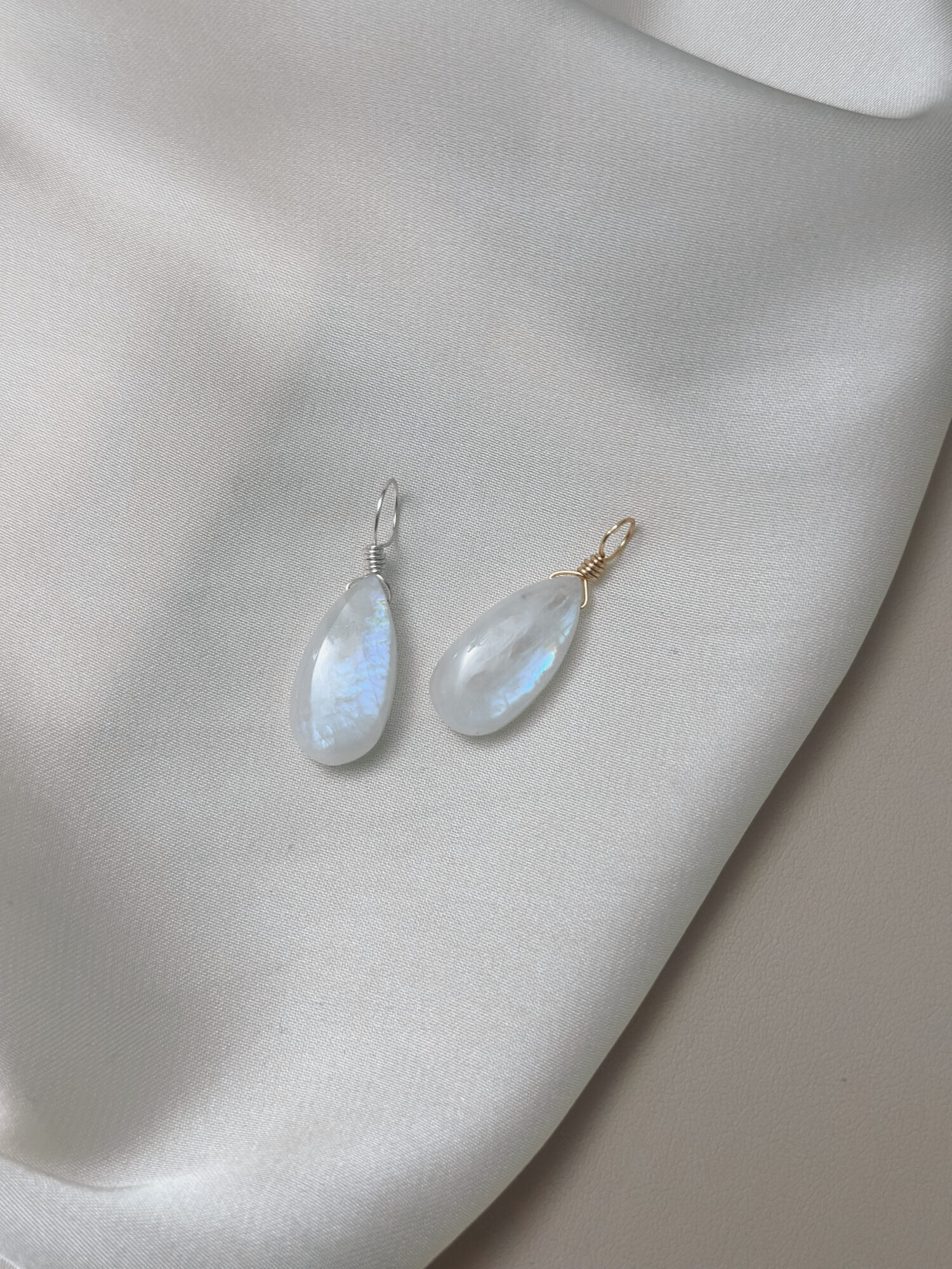 Obwohl er „Labradorit“ heißt, zählt der Regenbogenmondstein mineralogisch zu den weißen Varietäten des Orthoklas-Feldspats, oft mit schimmernden blauen bis regenbogenfarbenen Lichtreflexen – einem Phänomen namens Adulareszenz. In vielen Kulturen galt er als heilig, insbesondere für Frauen: Der Stein soll den Zugang zur inneren Weisheit und Intuition öffnen und wird seit Jahrhunderten mit dem weiblichen Zyklus und den Mondphasen in Verbindung gebracht.