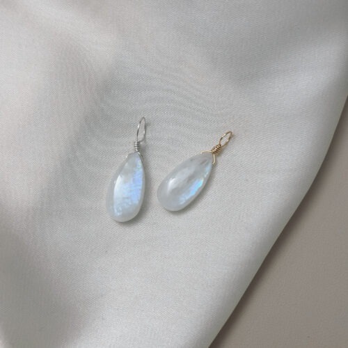 Obwohl er „Labradorit“ heißt, zählt der Regenbogenmondstein mineralogisch zu den weißen Varietäten des Orthoklas-Feldspats, oft mit schimmernden blauen bis regenbogenfarbenen Lichtreflexen – einem Phänomen namens Adulareszenz. In vielen Kulturen galt er als heilig, insbesondere für Frauen: Der Stein soll den Zugang zur inneren Weisheit und Intuition öffnen und wird seit Jahrhunderten mit dem weiblichen Zyklus und den Mondphasen in Verbindung gebracht.