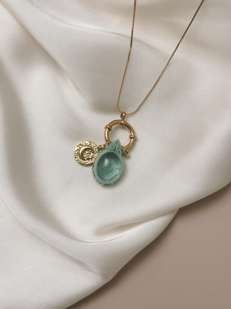 YOUR.line von Edle.Steine vereint alles, was dich ausmacht: Edelsteine, Symbole und Sternzeichen verbinden sich zu deinem persönlichen Schmuckstück. Kombinierbare Ketten und Charms – wandelbar, bedeutungsvoll und so individuell wie du. ✨