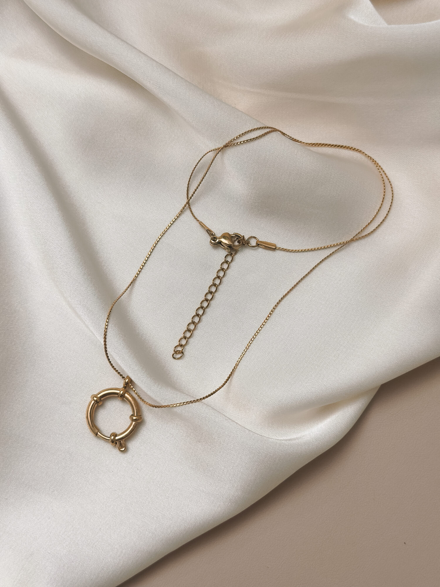 YOUR.line von Edle.Steine vereint alles, was dich ausmacht: Edelsteine, Symbole und Sternzeichen verbinden sich zu deinem persönlichen Schmuckstück. Kombinierbare Ketten und Charms – wandelbar, bedeutungsvoll und so individuell wie du. ✨