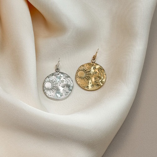 Sternenhimmel 🌌 Sternenhimmel vereint Sonne, Mond und Sterne – ein Symbol für das große Ganze, für Licht im Dunkel und die stille Verbindung zum Universum. Dieser Anhänger erinnert dich daran, dass du ein Teil von etwas Größerem bist – geführt, gehalten und verbunden mit Himmel, Erde und deinem inneren Licht. Wie ein Blick in den Nachthimmel lädt er dich ein, wieder zu träumen. Sich zu erinnern. Und dein Leuchten nicht zu vergessen – selbst dann, wenn es gerade dunkel ist. ✨ Bedeutung von Sternenhimmel: Sonne: für Lebenskraft, Wärme und Klarheit Mond: für Intuition, Rückzug und Wandel Sterne: für Führung, Hoffnung und Orientierung Kosmische Verbindung: du bist Teil des Universums – nicht getrennt, sondern verbunden Erinnerung an dein Licht: auch wenn es gerade Nacht ist – du leuchtest 🕊️ Affirmation: „Ich bin verbunden mit dem Sternenhimmel – geführt, getragen und voller Licht.“ Details zum Schmuck Material: PVD-Vakuumbeschichtung 304 Edelstahl 14K Echtgold plattiert  Größe: 23mm x 21mm und mit einer stabilen Öse versehen. Der Anhänger passt zu deiner YOUR.line Kette Ein kleiner Begleiter mit großer Bedeutung – minimalistisch, zeitlos und voller Kraft. 🤍 Lieferumfang: nur Anhänger