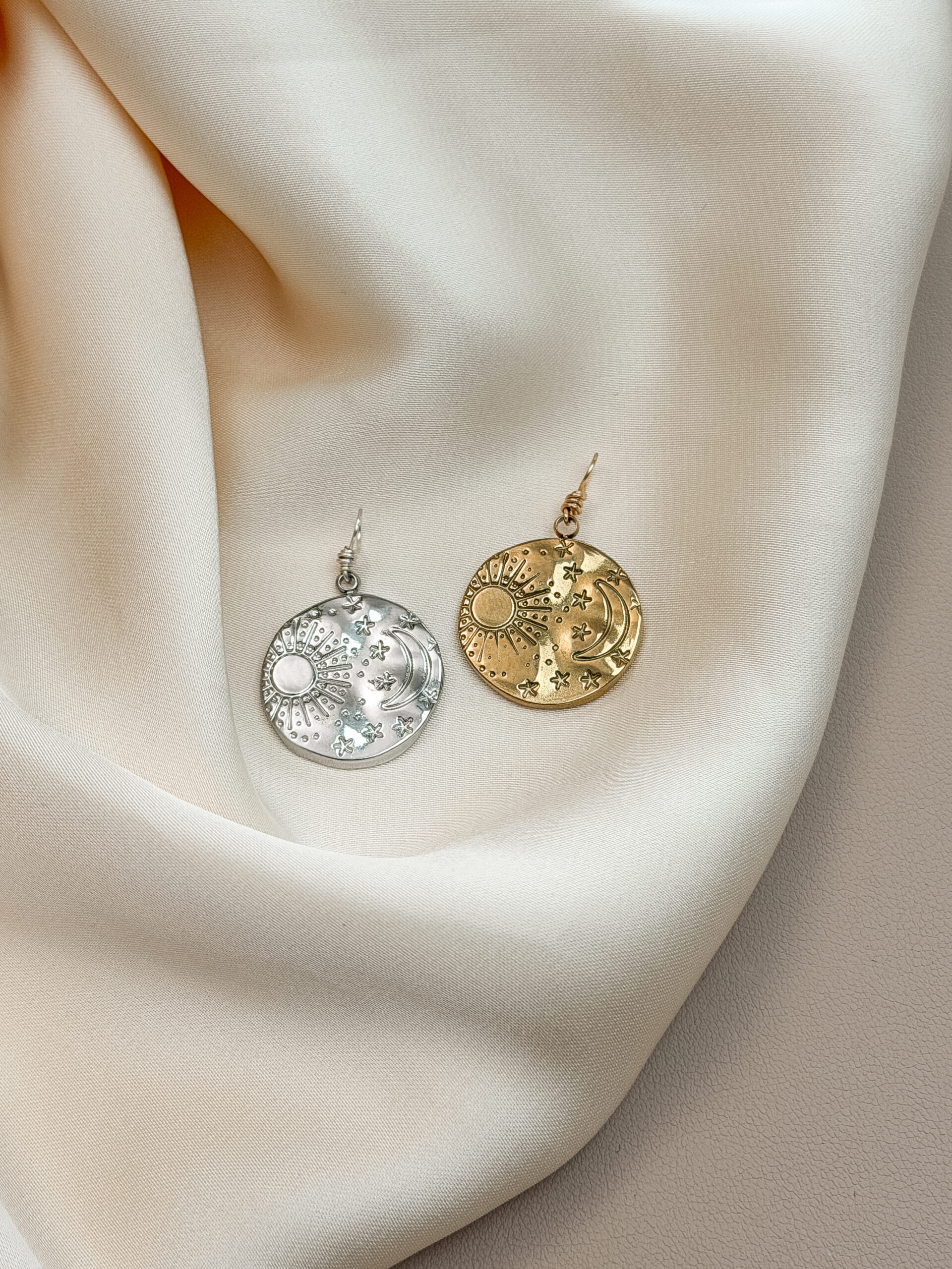 Sternenhimmel 🌌 Sternenhimmel vereint Sonne, Mond und Sterne – ein Symbol für das große Ganze, für Licht im Dunkel und die stille Verbindung zum Universum. Dieser Anhänger erinnert dich daran, dass du ein Teil von etwas Größerem bist – geführt, gehalten und verbunden mit Himmel, Erde und deinem inneren Licht. Wie ein Blick in den Nachthimmel lädt er dich ein, wieder zu träumen. Sich zu erinnern. Und dein Leuchten nicht zu vergessen – selbst dann, wenn es gerade dunkel ist. ✨ Bedeutung von Sternenhimmel: Sonne: für Lebenskraft, Wärme und Klarheit Mond: für Intuition, Rückzug und Wandel Sterne: für Führung, Hoffnung und Orientierung Kosmische Verbindung: du bist Teil des Universums – nicht getrennt, sondern verbunden Erinnerung an dein Licht: auch wenn es gerade Nacht ist – du leuchtest 🕊️ Affirmation: „Ich bin verbunden mit dem Sternenhimmel – geführt, getragen und voller Licht.“ Details zum Schmuck Material: PVD-Vakuumbeschichtung 304 Edelstahl 14K Echtgold plattiert  Größe: 23mm x 21mm und mit einer stabilen Öse versehen. Der Anhänger passt zu deiner YOUR.line Kette Ein kleiner Begleiter mit großer Bedeutung – minimalistisch, zeitlos und voller Kraft. 🤍 Lieferumfang: nur Anhänger