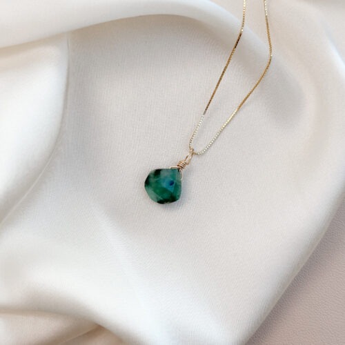 Smaragd – Der Edelstein der Liebe und Weisheit 💚🌿 Ich öffne mein Herz für Wachstum, Mitgefühl und innere Wahrheit. Der Smaragd berührt das Herz auf eine sanfte und doch kraftvolle Weise. Er lädt dich ein, deine innere Wahrheit zu entdecken, alte Wunden zu heilen und dich dem natürlichen Fluss des Lebens hinzugeben. Dabei stärkt er nicht nur Mitgefühl und Freundschaft, sondern auch deine Willenskraft, Selbstbestimmung und emotionale Balance. Ein Stein, der dich erinnert, dass wahres Wachstum mit Offenheit und Liebe beginnt – für dich selbst und für andere. ✨ Themen Smaragd Mental: Selbstliebe, Freundschaft, Mitgefühl, Weisheit, Harmonie, Selbstbestimmung, Wachstum, Naturverbundenheit, Willenskraft, Verständnis, Sinnfindung, Inspiration, Veränderung, emotionale Balance Körper: Herz, Magen, Kopf, Augen, Nebenhöhlen Chakra: Herzchakra Planet: Venus Element: Erde Sternzeichen: Stier, Krebs, Waage, Löwe 🗿 Mineralogische & historische Fakten: Smaragd gehört zur Beryll-Gruppe und verdankt seine intensive grüne Farbe dem Spurenanteil von Chrom und Vanadium. Bereits im alten Ägypten galt er als heiliger Stein der Isis – Symbol für Fruchtbarkeit, Wiedergeburt und ewige Liebe. Kleopatra selbst trug Smaragde als Zeichen ihrer Macht und weiblichen Intuition. In vielen Kulturen wurde der Smaragd als Stein der Weisen verehrt. Er förderte nicht nur Herzenswärme und Mitgefühl, sondern sollte auch die Sehkraft stärken und das Gedächtnis verbessern. ☝🏼 Details zum Edelstein Schmuck Naturstein - daher kann der Edelstein von den Bildern abweichen. Größe mit Öse 15 x 11 mm Anhänger ohne Kette mit Liebe und Intuition handgemacht 💜