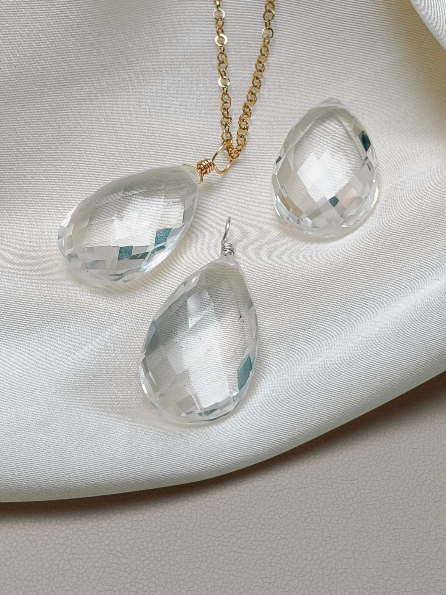 Bergkristall – Der Edelstein der Klarheit und Verbindung ❄️✨ Ich bin verbunden mit meinem inneren Licht und erkenne, was wirklich zählt. Der Bergkristall wirkt wie ein Lichtstrahl in der Dunkelheit – er klärt, reinigt und bringt dich zurück zu deinem Kern. Wenn du dich überfordert fühlst oder den Überblick verlierst, unterstützt er dich dabei, Gedanken zu ordnen, deine Energie neu auszurichten und innere Ruhe zu finden. Als „Meisterheiler“ verstärkt er die Wirkung anderer Edelsteine und öffnet eine Brücke zwischen Körper, Geist und Seele. Seine reine, kristallklare Energie lädt dich ein, unverfälscht zu dir selbst zurückzukehren – klar, rein und voller Kraft. ✨ Bergkristall Eigenschaften Mental: Einklang, Energieblockaden lösen, energetische Verstärkung, Hoffnung, Intuition, Klarheit, Lichtbringer, Mut, Schutz vor Strahlung, spirituelles Wachstum, Transformation, Harmonisierung des Energiefeldes Chakra: Kronenchakra & Drittes Auge Planet: Sonne Element: Vereinigung aller Elemente Sternzeichen: Stier, Zwillinge, Löwe, Steinbock, Wassermann 🗿 Mineralogische & historische Fakten Bergkristall ist die farblose Varietät von Quarz (SiO₂) und eines der häufigsten Mineralien der Erde. Er bildet sich in magmatischen und metamorphen Gesteinen und kann in beeindruckend großen, transparenten Kristallen vorkommen. Mit seiner Härte von 7 auf der Mohs-Skala und seinem klaren Glanz gehört er zu den beliebtesten Schmuck- und Heilsteinen. In der Antike galt er als „ewiges Eis“, das niemals schmilzt. Schon damals wurde er für seine Reinheit und seine Lichtbrechung geschätzt. In vielen Kulturen gilt er als Lichtbringer, Kraftspender und Verstärker von Energie. Bis heute wird er in der Heil- und Energiearbeit eingesetzt, um Körper und Geist zu reinigen und die Wirkung anderer Steine zu verstärken. Verlasse dich bei der Wahl auf deine Intuition, der erste Impuls ist immer der Richtige. Du möchtest mehr über Edle.Steine erfahren? Besuche mich auf Instagram ❤️  Edle.Stein entdecken  Du hast Fragen zum? Ganz einfach und unkompliziert Kontakt aufnehmen  Kontakt