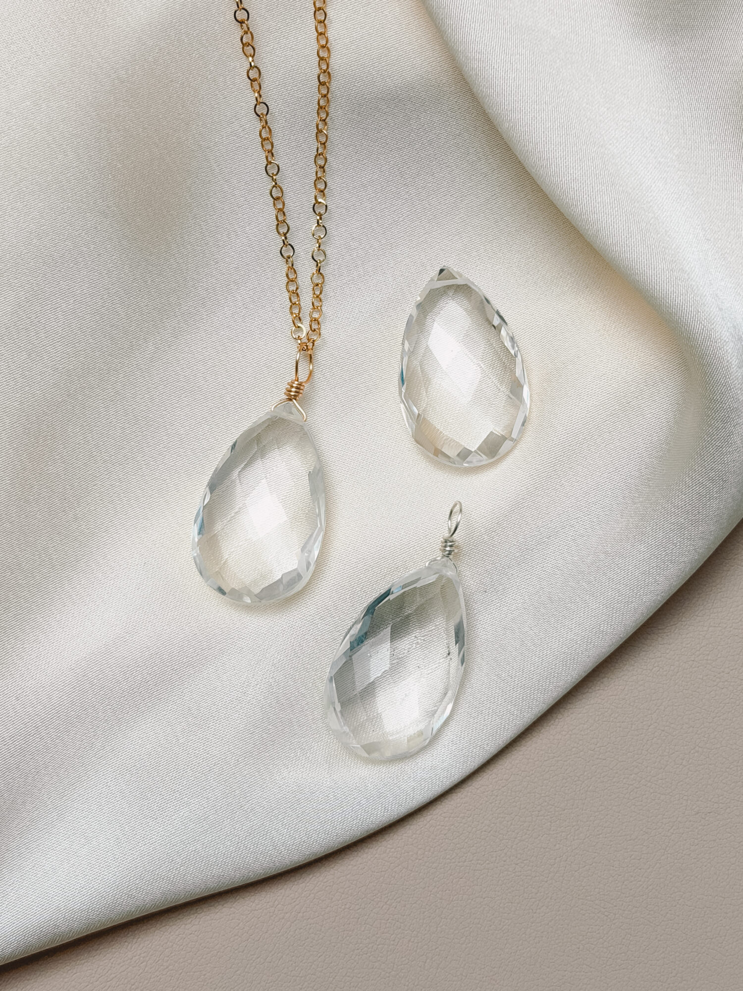 Bergkristall – Der Edelstein der Klarheit und Verbindung ❄️✨ Ich bin verbunden mit meinem inneren Licht und erkenne, was wirklich zählt. Der Bergkristall wirkt wie ein Lichtstrahl in der Dunkelheit – er klärt, reinigt und bringt dich zurück zu deinem Kern. Wenn du dich überfordert fühlst oder den Überblick verlierst, unterstützt er dich dabei, Gedanken zu ordnen, deine Energie neu auszurichten und innere Ruhe zu finden. Als „Meisterheiler“ verstärkt er die Wirkung anderer Edelsteine und öffnet eine Brücke zwischen Körper, Geist und Seele. Seine reine, kristallklare Energie lädt dich ein, unverfälscht zu dir selbst zurückzukehren – klar, rein und voller Kraft. ✨ Bergkristall Eigenschaften Mental: Einklang, Energieblockaden lösen, energetische Verstärkung, Hoffnung, Intuition, Klarheit, Lichtbringer, Mut, Schutz vor Strahlung, spirituelles Wachstum, Transformation, Harmonisierung des Energiefeldes Chakra: Kronenchakra & Drittes Auge Planet: Sonne Element: Vereinigung aller Elemente Sternzeichen: Stier, Zwillinge, Löwe, Steinbock, Wassermann 🗿 Mineralogische & historische Fakten Bergkristall ist die farblose Varietät von Quarz (SiO₂) und eines der häufigsten Mineralien der Erde. Er bildet sich in magmatischen und metamorphen Gesteinen und kann in beeindruckend großen, transparenten Kristallen vorkommen. Mit seiner Härte von 7 auf der Mohs-Skala und seinem klaren Glanz gehört er zu den beliebtesten Schmuck- und Heilsteinen. In der Antike galt er als „ewiges Eis“, das niemals schmilzt. Schon damals wurde er für seine Reinheit und seine Lichtbrechung geschätzt. In vielen Kulturen gilt er als Lichtbringer, Kraftspender und Verstärker von Energie. Bis heute wird er in der Heil- und Energiearbeit eingesetzt, um Körper und Geist zu reinigen und die Wirkung anderer Steine zu verstärken. Verlasse dich bei der Wahl auf deine Intuition, der erste Impuls ist immer der Richtige. Du möchtest mehr über Edle.Steine erfahren? Besuche mich auf Instagram ❤️  Edle.Stein entdecken  Du hast Fragen zum? Ganz einfach und unkompliziert Kontakt aufnehmen  Kontakt