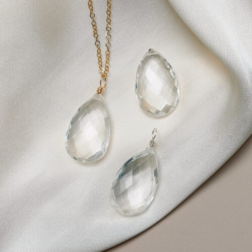 Bergkristall – Der Edelstein der Klarheit und Verbindung ❄️✨ Ich bin verbunden mit meinem inneren Licht und erkenne, was wirklich zählt. Der Bergkristall wirkt wie ein Lichtstrahl in der Dunkelheit – er klärt, reinigt und bringt dich zurück zu deinem Kern. Wenn du dich überfordert fühlst oder den Überblick verlierst, unterstützt er dich dabei, Gedanken zu ordnen, deine Energie neu auszurichten und innere Ruhe zu finden. Als „Meisterheiler“ verstärkt er die Wirkung anderer Edelsteine und öffnet eine Brücke zwischen Körper, Geist und Seele. Seine reine, kristallklare Energie lädt dich ein, unverfälscht zu dir selbst zurückzukehren – klar, rein und voller Kraft. ✨ Bergkristall Eigenschaften Mental: Einklang, Energieblockaden lösen, energetische Verstärkung, Hoffnung, Intuition, Klarheit, Lichtbringer, Mut, Schutz vor Strahlung, spirituelles Wachstum, Transformation, Harmonisierung des Energiefeldes Chakra: Kronenchakra & Drittes Auge Planet: Sonne Element: Vereinigung aller Elemente Sternzeichen: Stier, Zwillinge, Löwe, Steinbock, Wassermann 🗿 Mineralogische & historische Fakten Bergkristall ist die farblose Varietät von Quarz (SiO₂) und eines der häufigsten Mineralien der Erde. Er bildet sich in magmatischen und metamorphen Gesteinen und kann in beeindruckend großen, transparenten Kristallen vorkommen. Mit seiner Härte von 7 auf der Mohs-Skala und seinem klaren Glanz gehört er zu den beliebtesten Schmuck- und Heilsteinen. In der Antike galt er als „ewiges Eis“, das niemals schmilzt. Schon damals wurde er für seine Reinheit und seine Lichtbrechung geschätzt. In vielen Kulturen gilt er als Lichtbringer, Kraftspender und Verstärker von Energie. Bis heute wird er in der Heil- und Energiearbeit eingesetzt, um Körper und Geist zu reinigen und die Wirkung anderer Steine zu verstärken. Verlasse dich bei der Wahl auf deine Intuition, der erste Impuls ist immer der Richtige. Du möchtest mehr über Edle.Steine erfahren? Besuche mich auf Instagram ❤️  Edle.Stein entdecken  Du hast Fragen zum? Ganz einfach und unkompliziert Kontakt aufnehmen  Kontakt